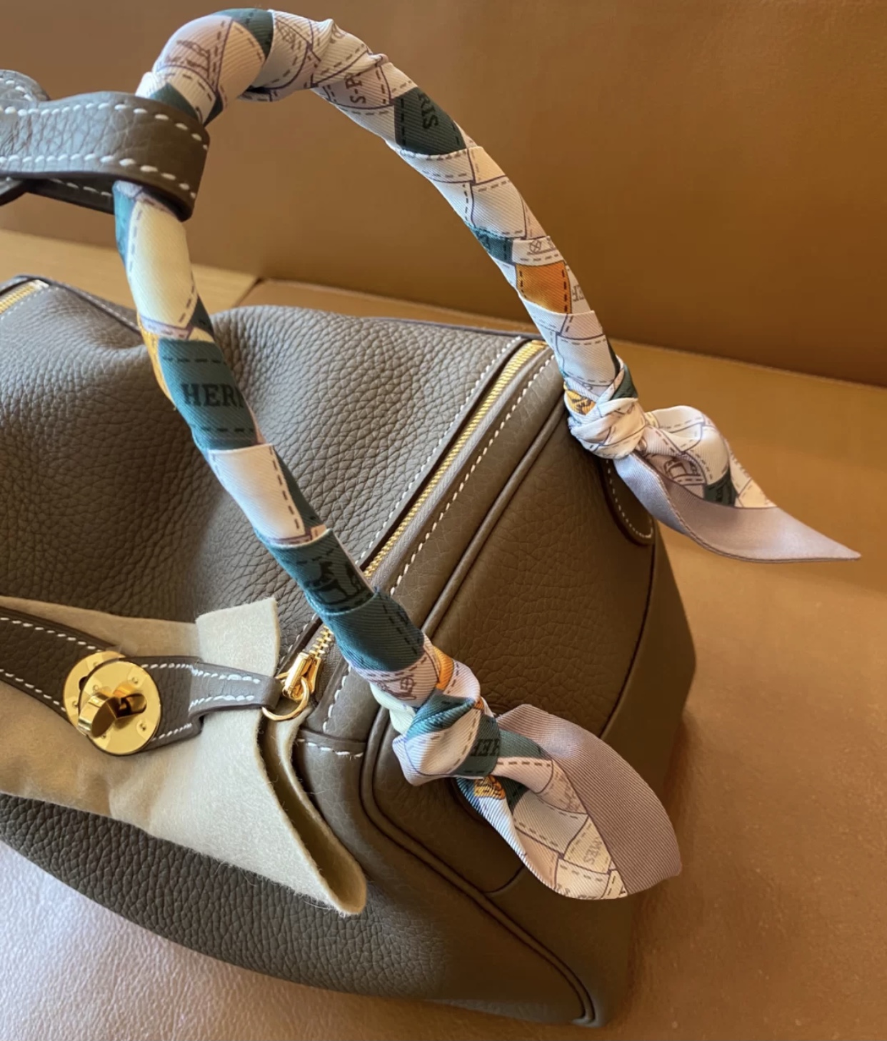 Hermes Lindy 26cm taurillon Clemence leather CC18 Etoupe 最熱賣的顏色