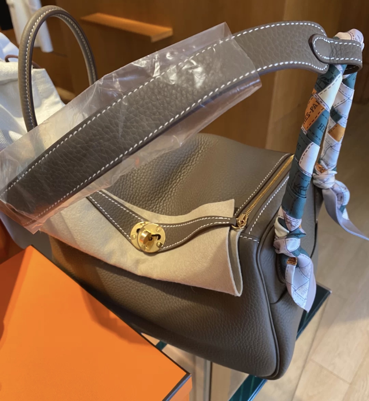 Hermes Lindy 26cm taurillon Clemence leather CC18 Etoupe 最熱賣的顏色