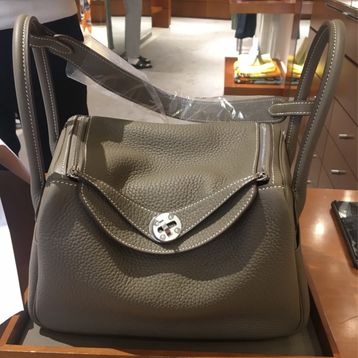 Hermes Lindy 26cm taurillon Clemence leather CC18 Etoupe 最熱賣的顏色