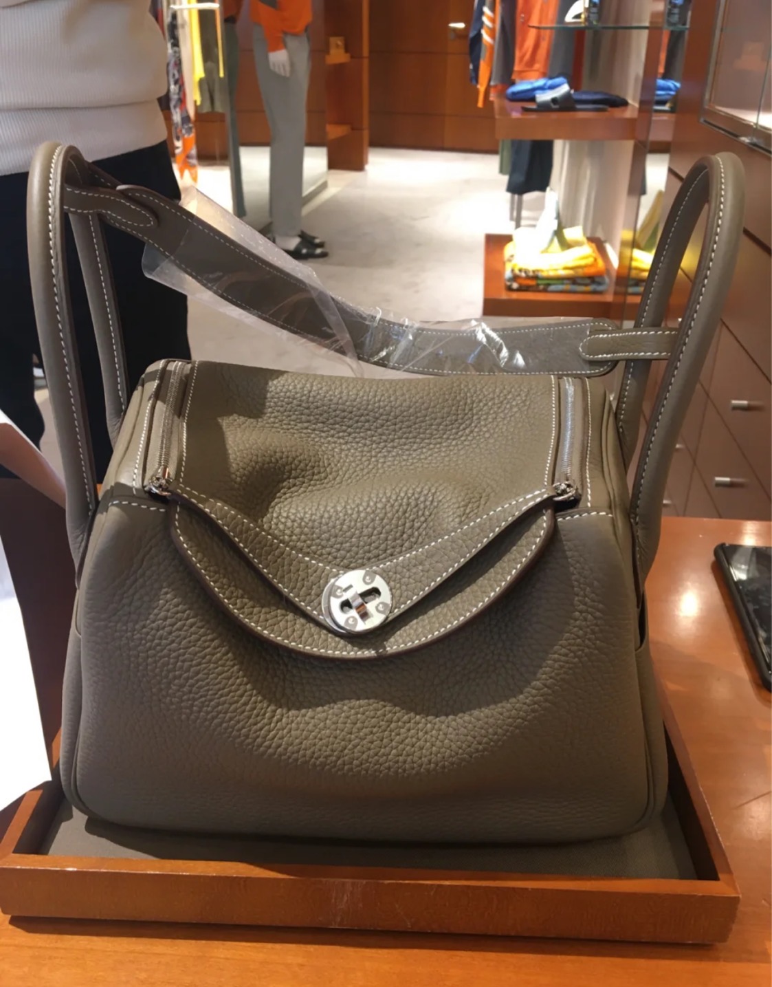Hermes Lindy 26cm taurillon Clemence leather CC18 Etoupe 最熱賣的顏色