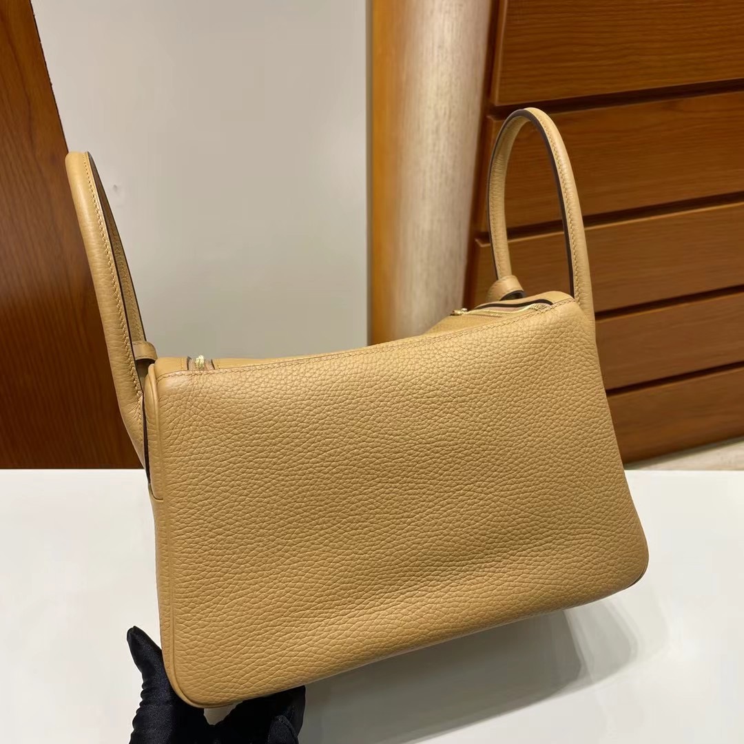 泰國愛馬仕包包價格 Thailand Hermes Lindy 26cm Clemence 4B Biscuit 餅幹色 金扣