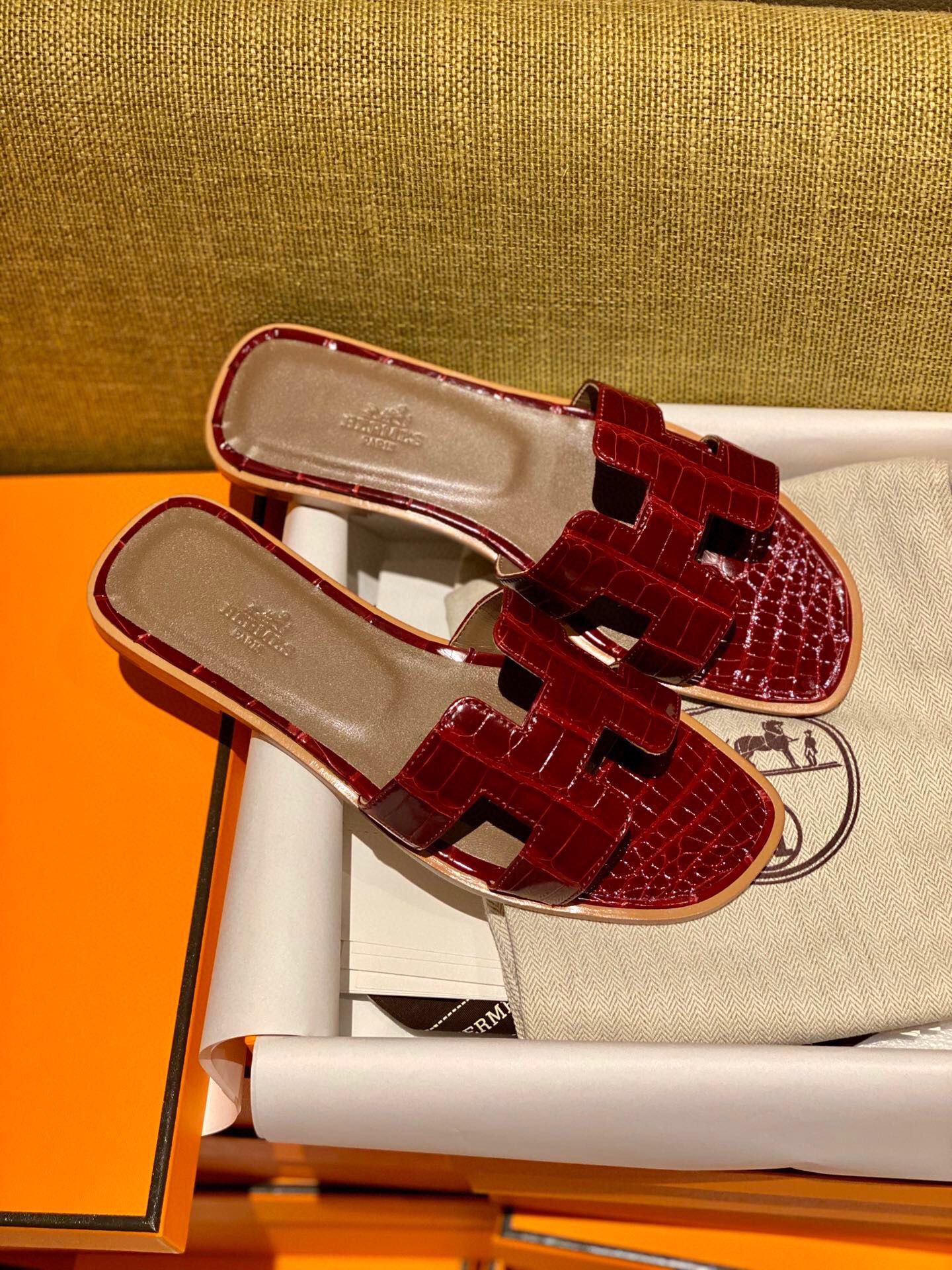 Saudi Arabia Dammam  Hermes Oran sandal Shiny Alligator Crocodile