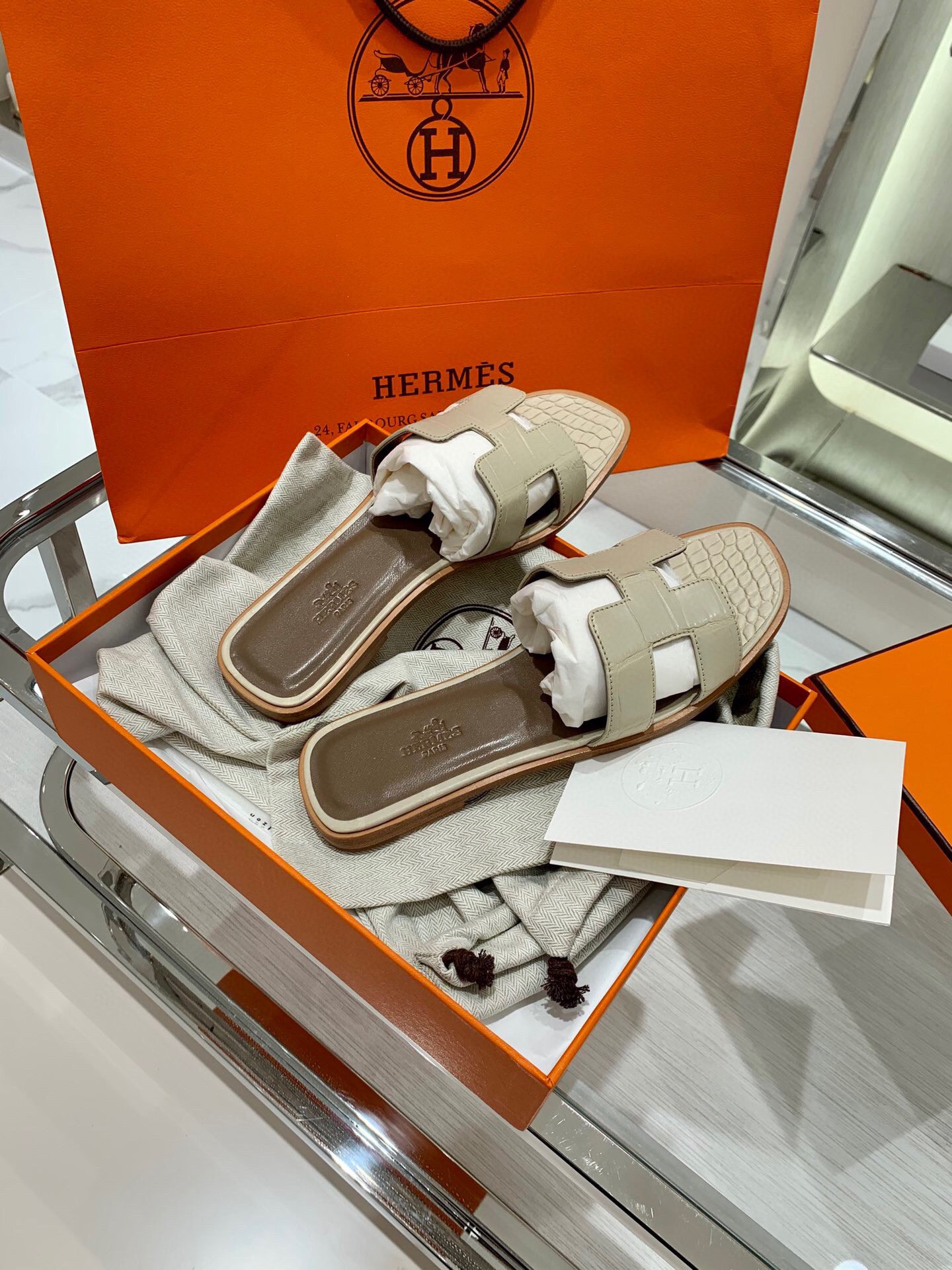 Saudi Arabia Dammam  Hermes Oran sandal Shiny Alligator Crocodile