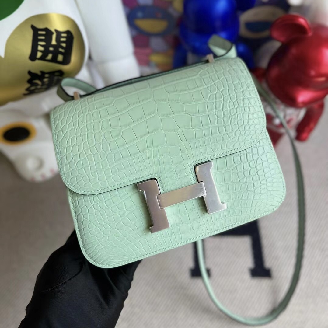 愛馬仕澳大利亞官網 Hermès Constance18cm 美洲鱷魚 6U Vert Dfau薄荷綠 銀扣