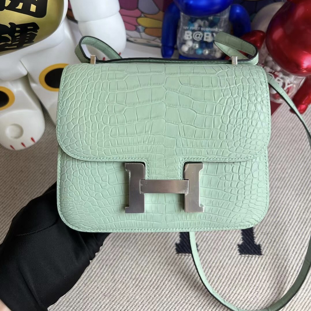 愛馬仕澳大利亞官網 Hermès Constance18cm 美洲鱷魚 6U Vert Dfau薄荷綠 銀扣