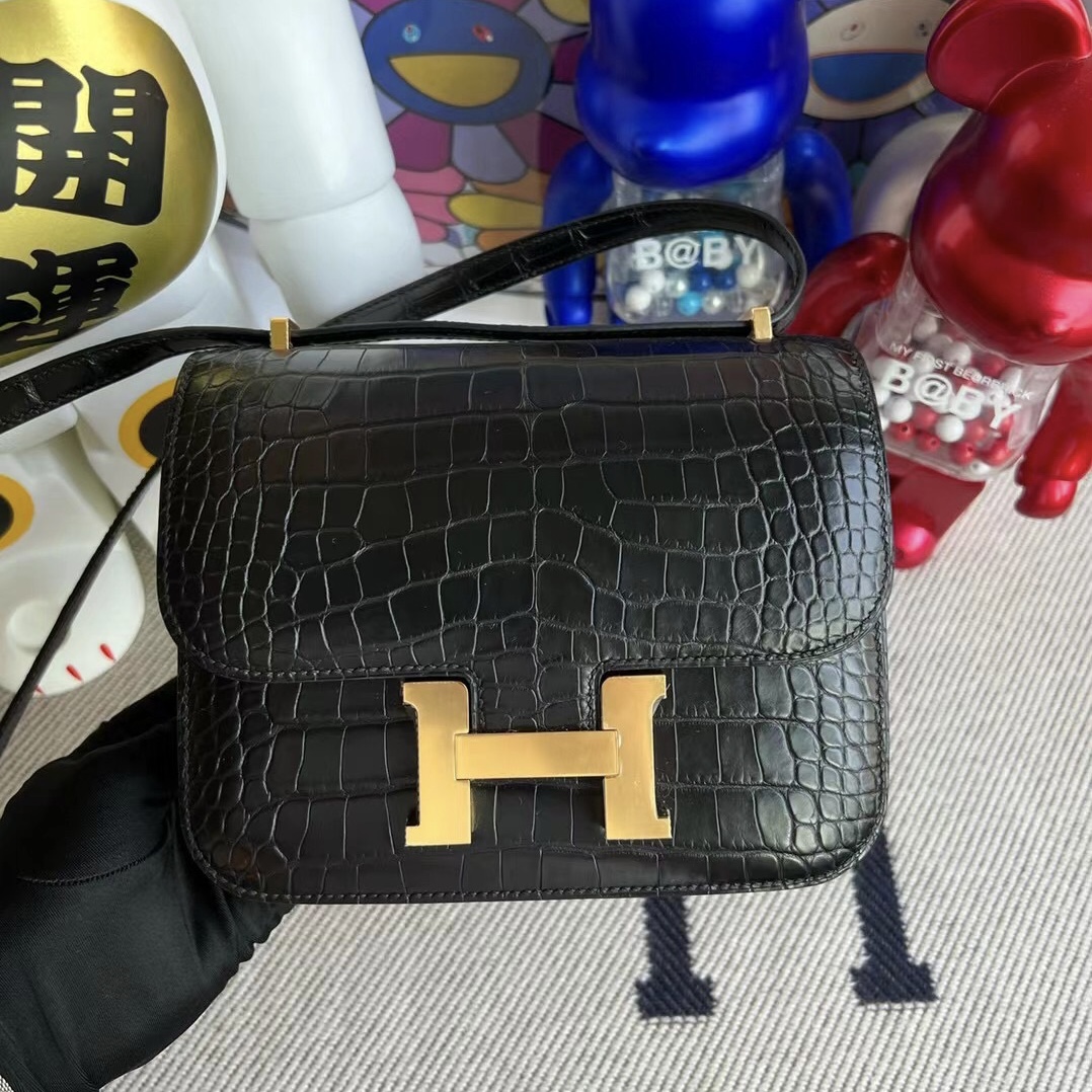 Hermes日本官方網站 Hermès Constance18cm 霧面美洲鱷魚 89 Noir黑色金扣