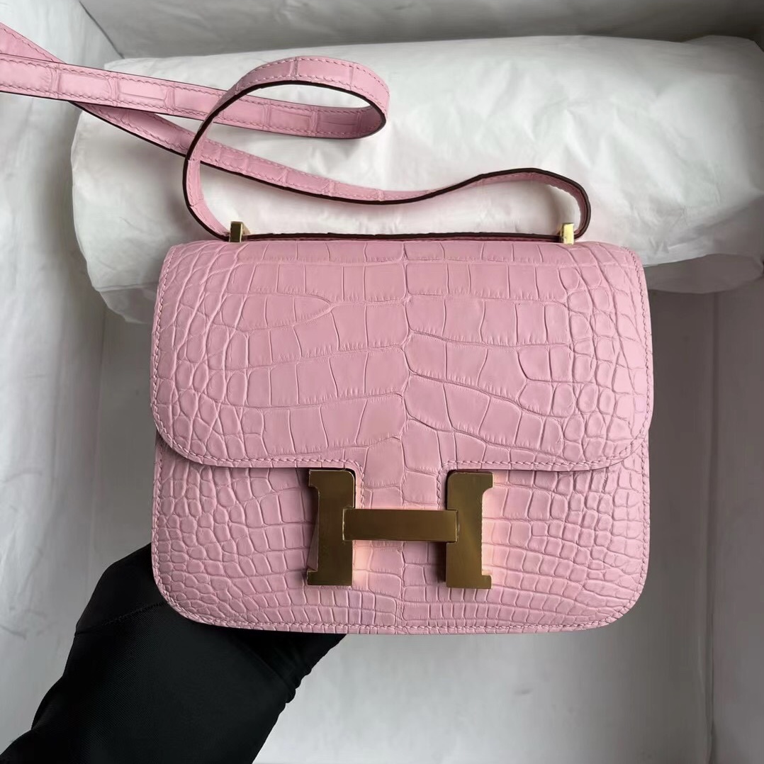 愛馬仕官方網女包價格 Hermès Constance 18cm 3Q Rose Sakura 霧面美洲鱷魚