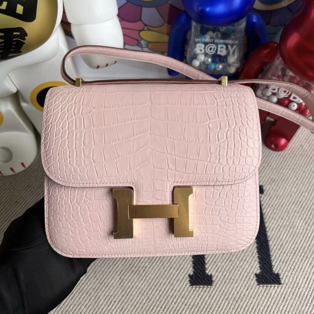 愛馬仕官網中國官方網站 Hermès Constance 18cm 09 Mauve pale 夢幻粉美洲鱷魚