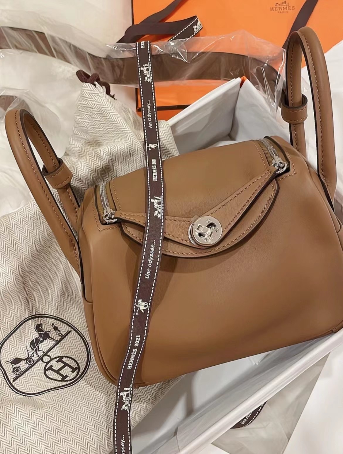 愛馬仕包包官網價格Hermès Lindy Mini Swift 3G Alezan 內拼4B Biscuit