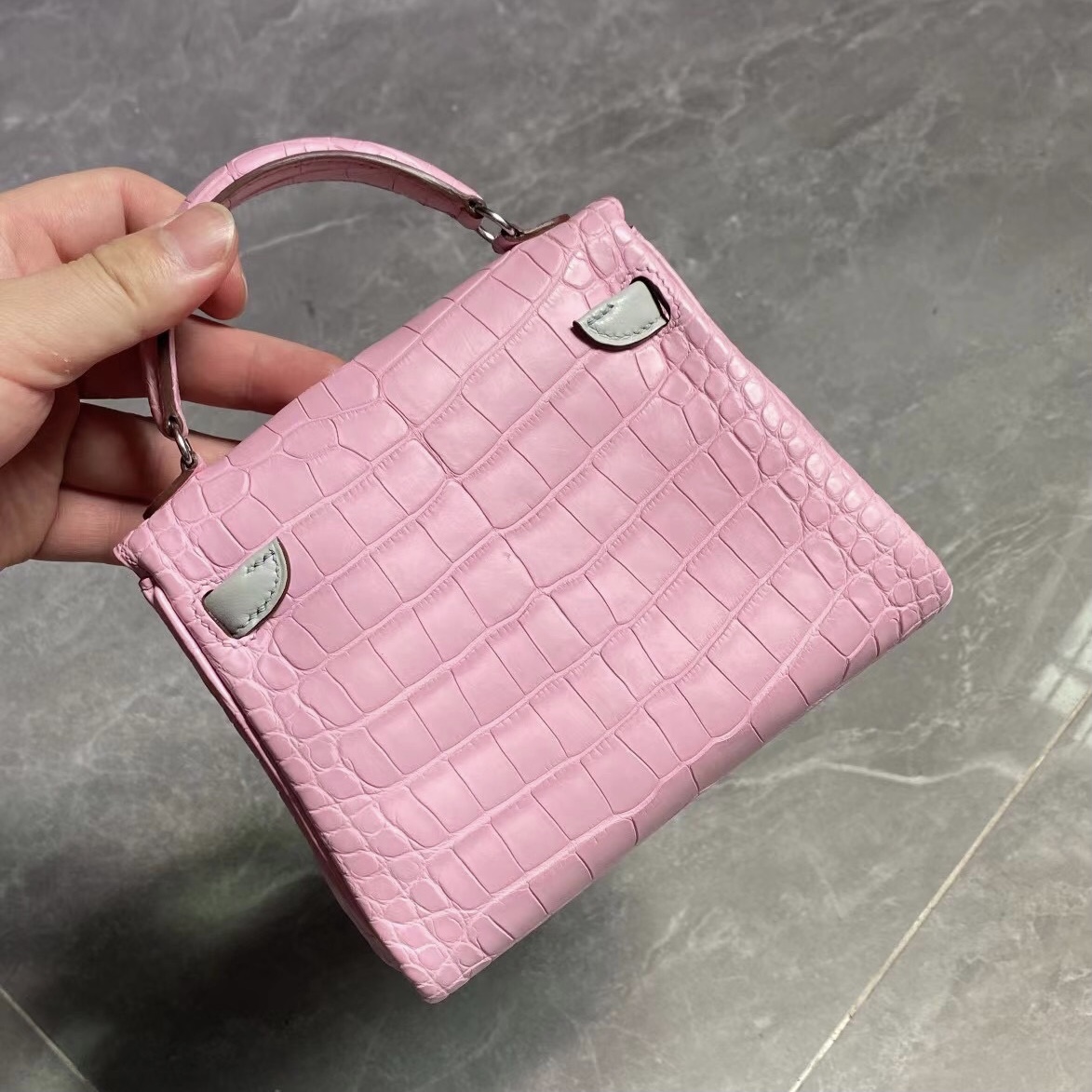 愛馬仕官方網女包 Hermès Kelly doll 美洲鱷魚 5P pink 拼 80 Gris Perle 銀扣