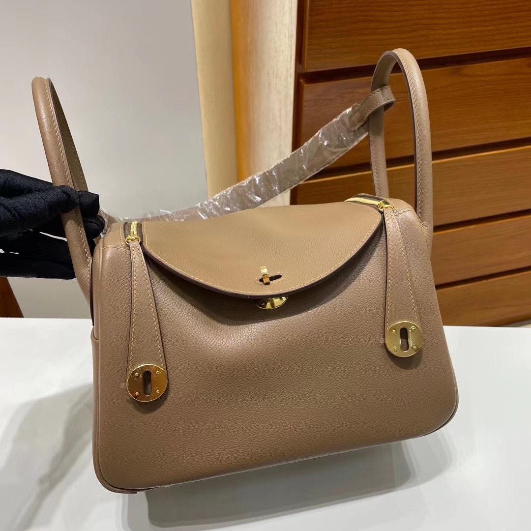 愛馬仕琳迪包 臺灣官網售價 Hermès Lindy 26 Evercolor D0 beige de weimer 金扣