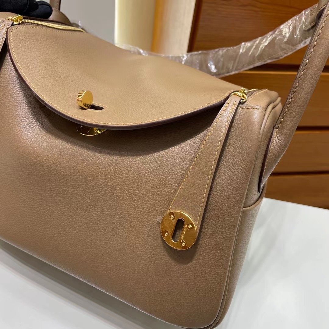 愛馬仕琳迪包 臺灣官網售價 Hermès Lindy 26 Evercolor D0 beige de weimer 金扣