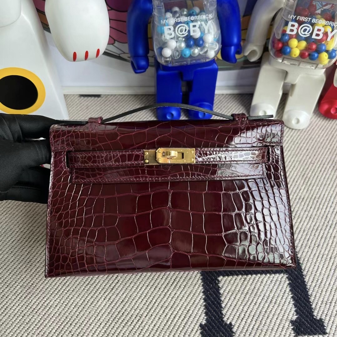 Hermès Mini Kelly Pochette 亮面方塊美洲鱷魚 57 波爾多酒紅 Bordeaux 金扣