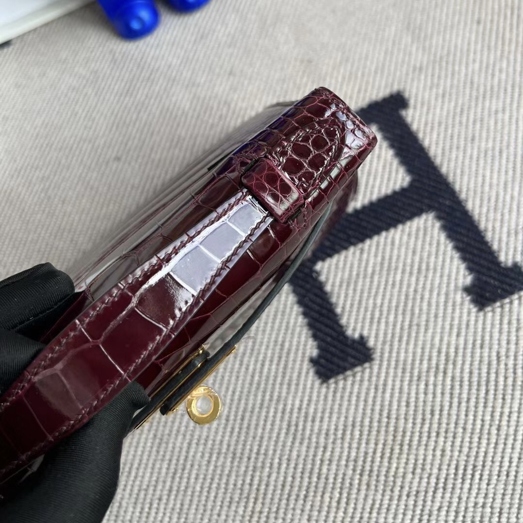 Hermès Mini Kelly Pochette 亮面方塊美洲鱷魚 57 波爾多酒紅 Bordeaux 金扣