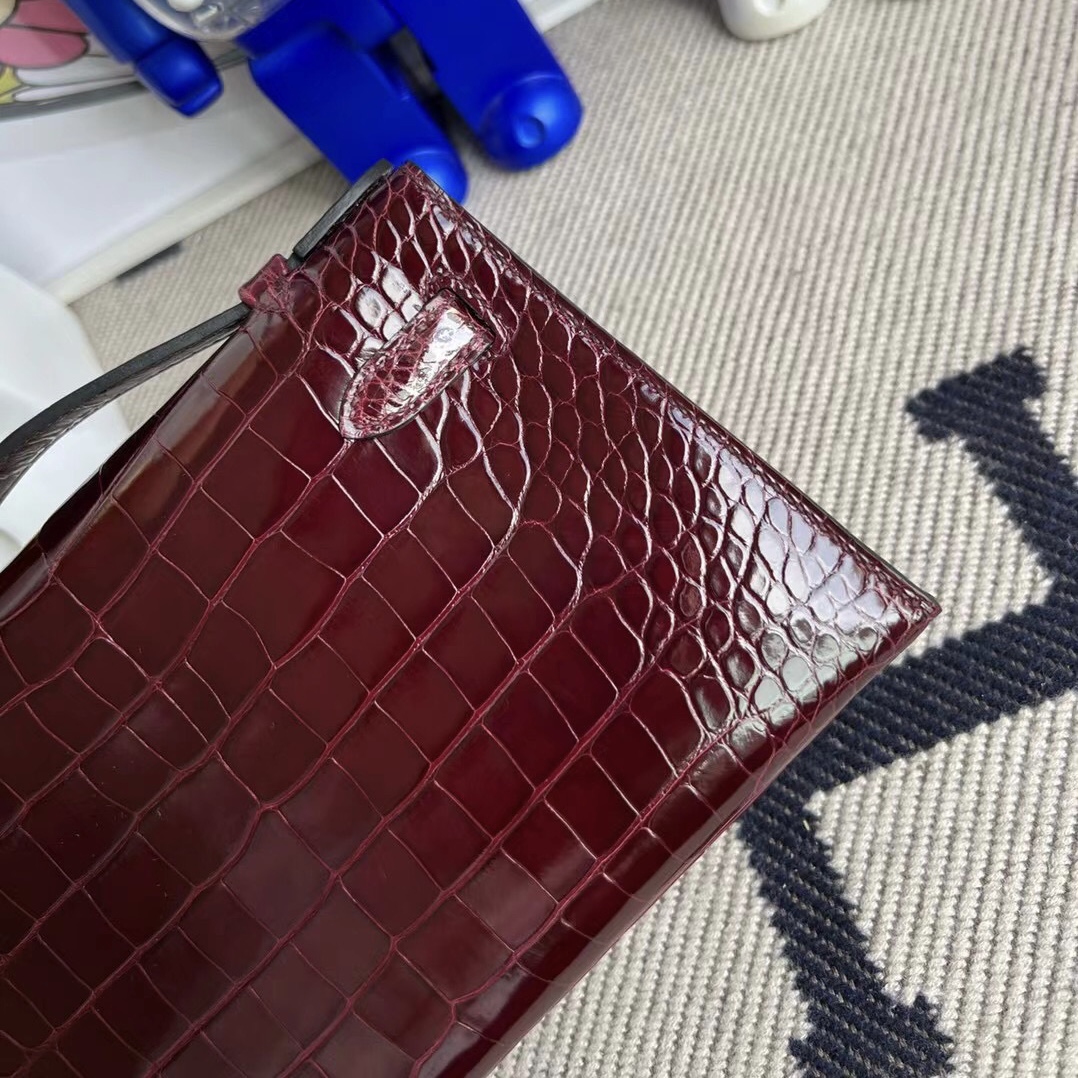 Hermès Mini Kelly Pochette 亮面方塊美洲鱷魚 57 波爾多酒紅 Bordeaux 金扣