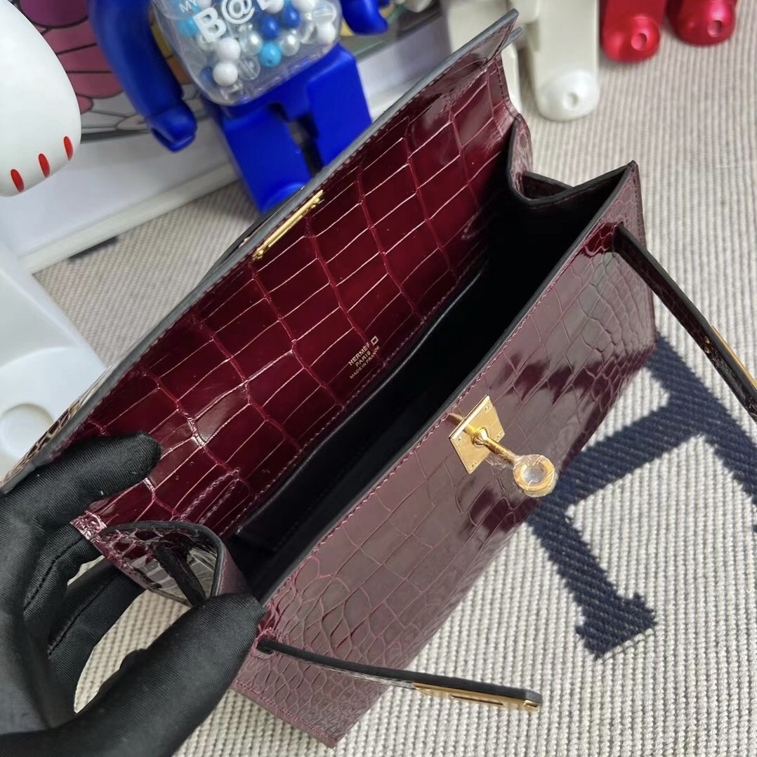 Hermès Mini Kelly Pochette 亮面方塊美洲鱷魚 57 波爾多酒紅 Bordeaux 金扣