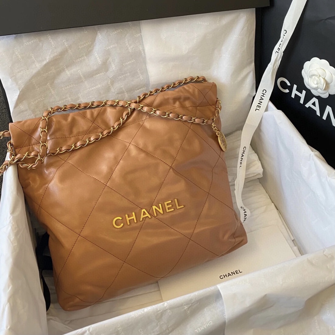 CHANEL 22 小號手袋 焦糖色亮面小牛皮、金色金屬與亮漆面金屬