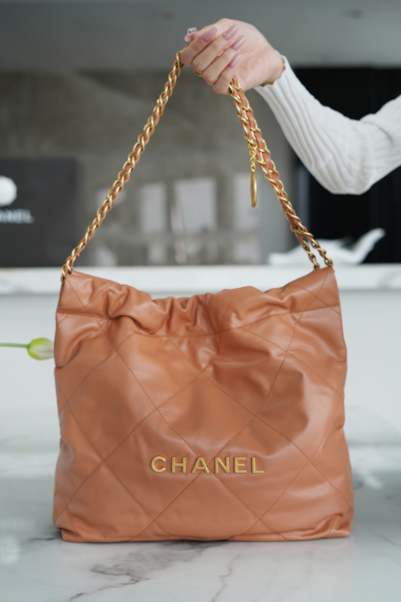 CHANEL 22 小號手袋 焦糖色亮面小牛皮、金色金屬與亮漆面金屬