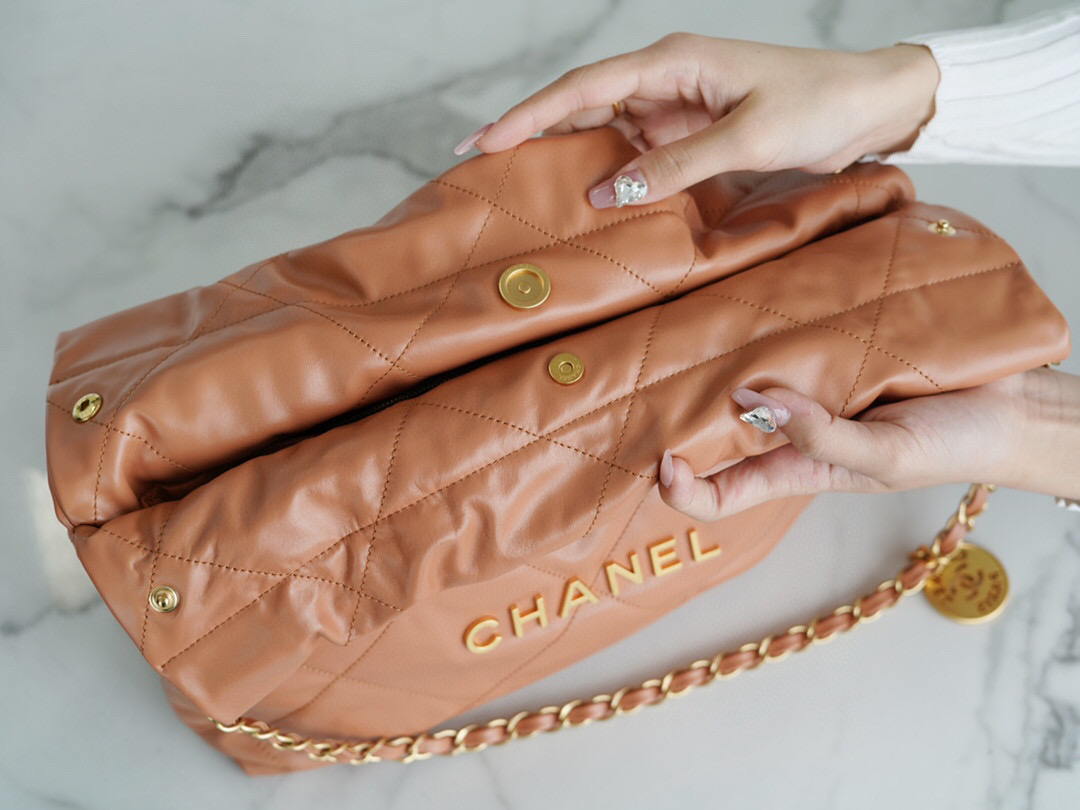 CHANEL 22 小號手袋 焦糖色亮面小牛皮、金色金屬與亮漆面金屬