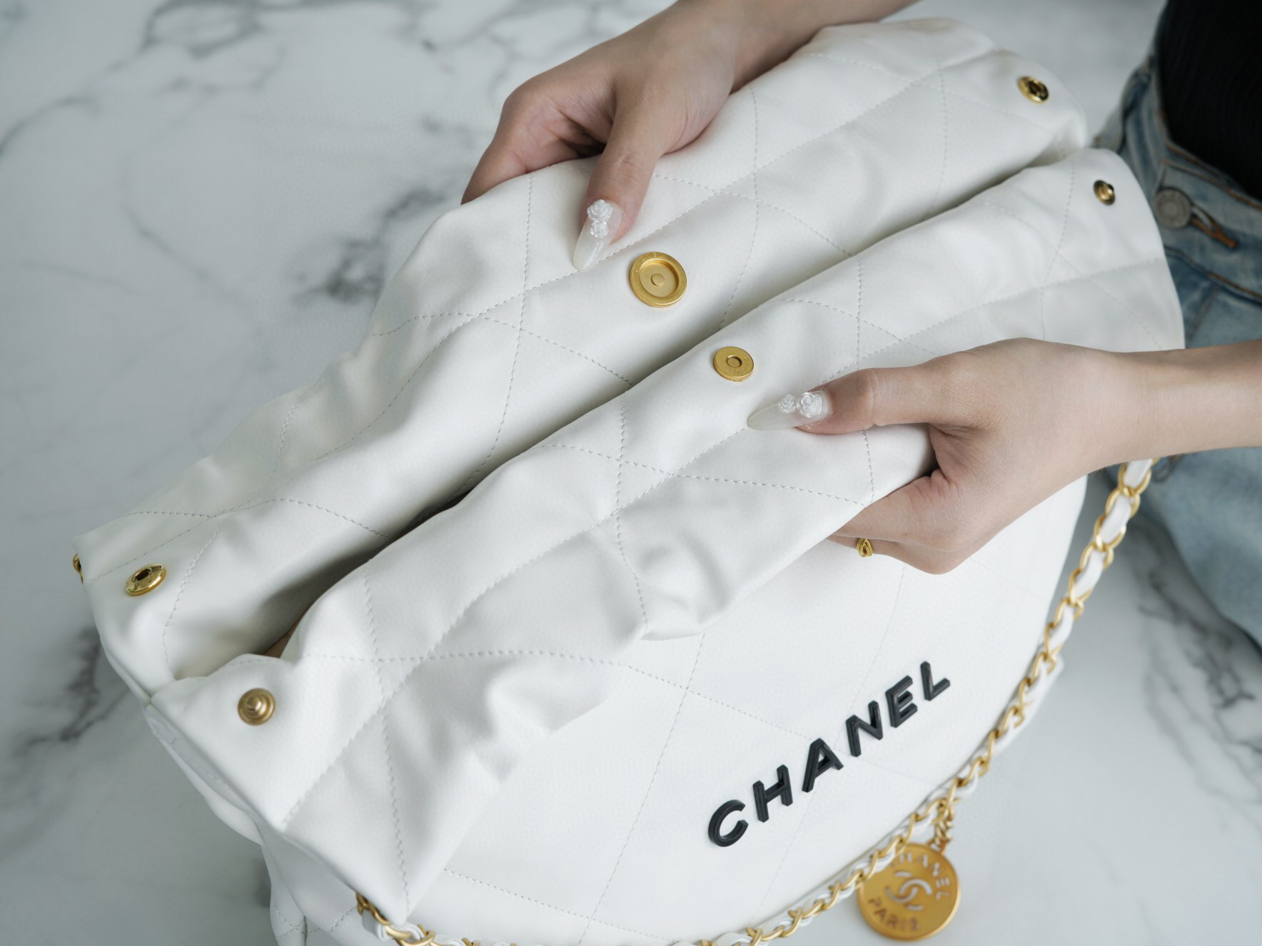 香奈兒包包女包價格 CHANEL 22 中號手袋 白色亮面小牛皮 黑色 LOGO