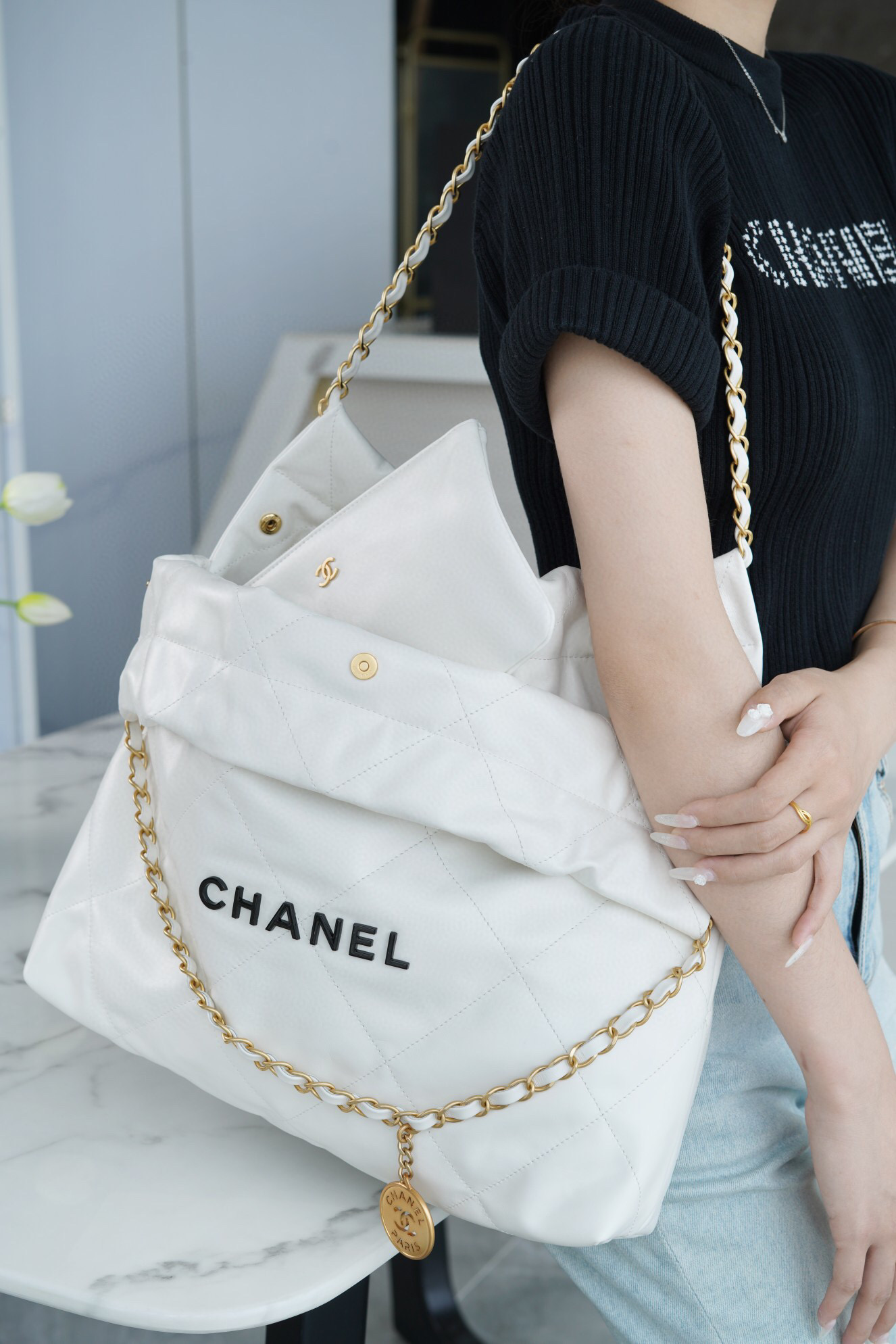 香奈兒包包女包價格 CHANEL 22 中號手袋 白色亮面小牛皮 黑色 LOGO