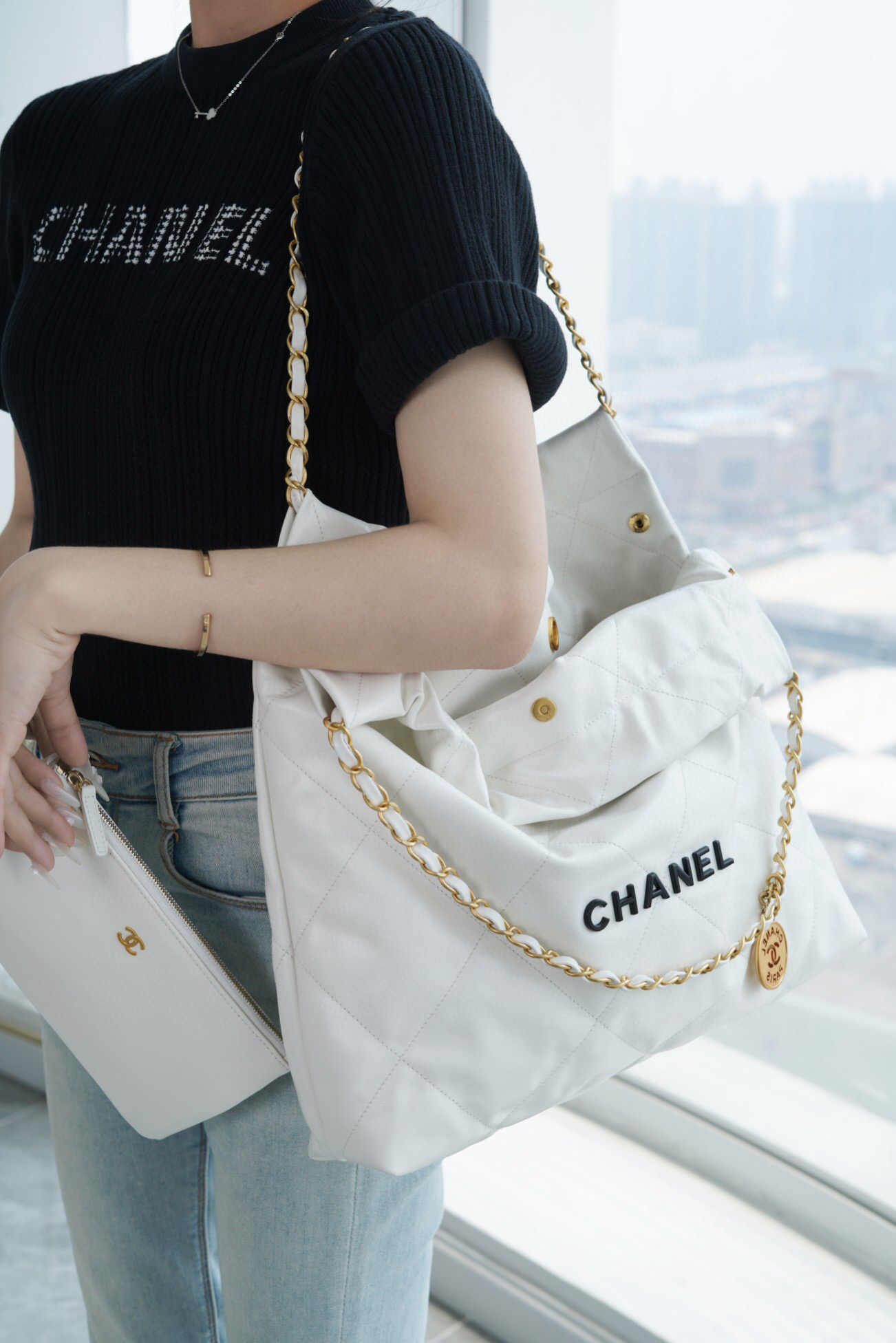 香奈兒包包女包價格 CHANEL 22 中號手袋 白色亮面小牛皮 黑色 LOGO