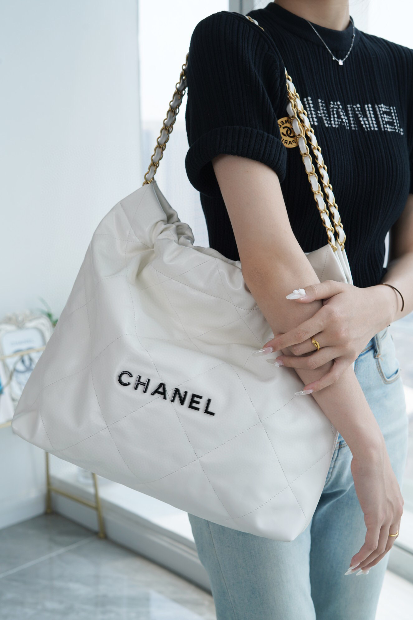 香奈兒包包女包價格 CHANEL 22 中號手袋 白色亮面小牛皮 黑色 LOGO