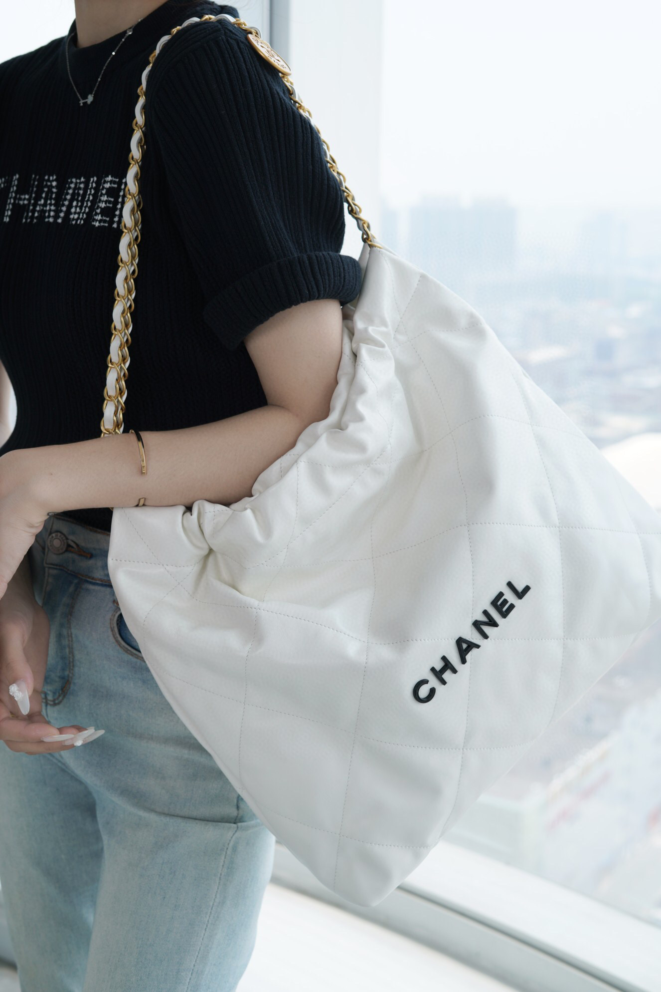 香奈兒包包女包價格 CHANEL 22 中號手袋 白色亮面小牛皮 黑色 LOGO