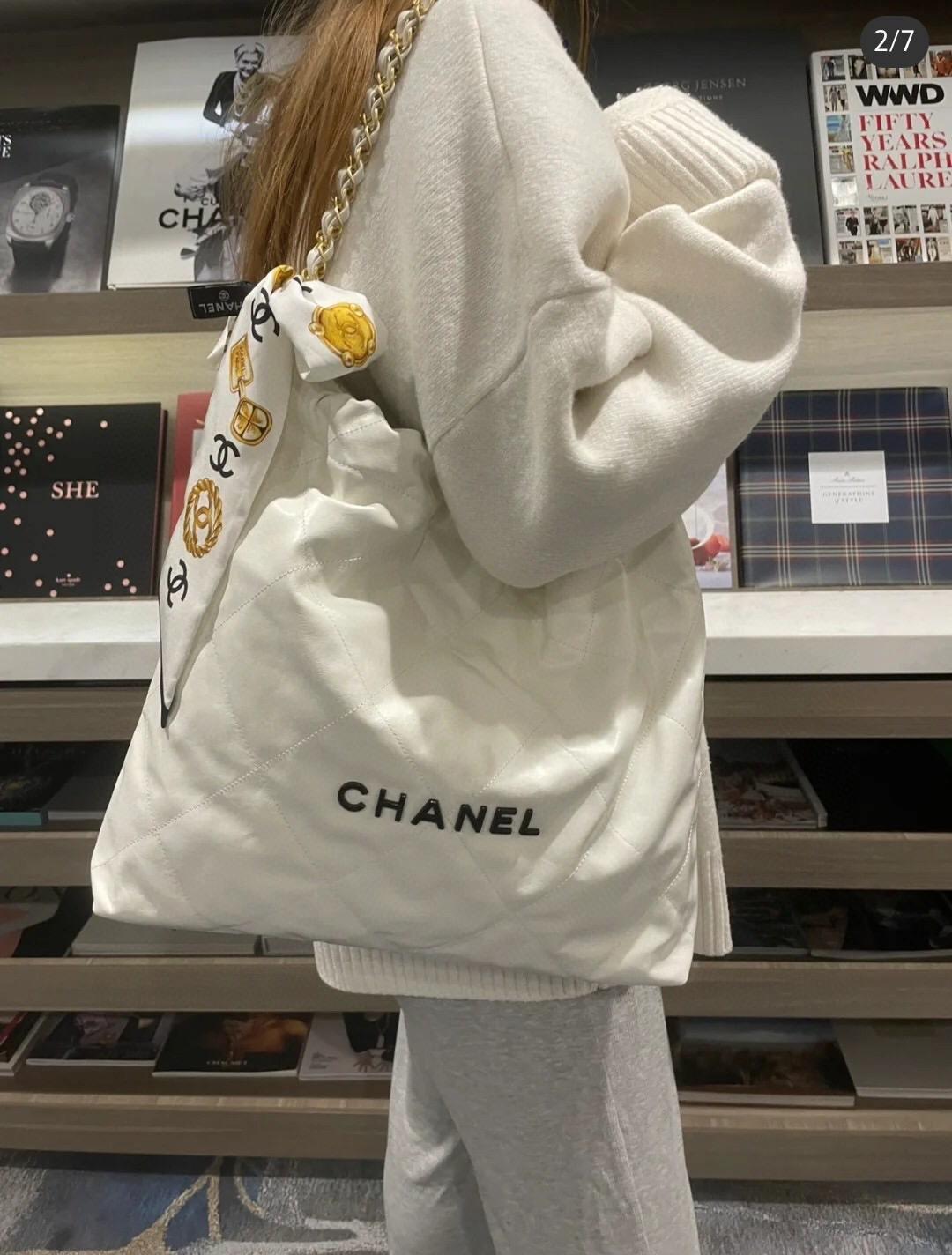 香奈兒包包女包價格 CHANEL 22 中號手袋 白色亮面小牛皮 黑色 LOGO