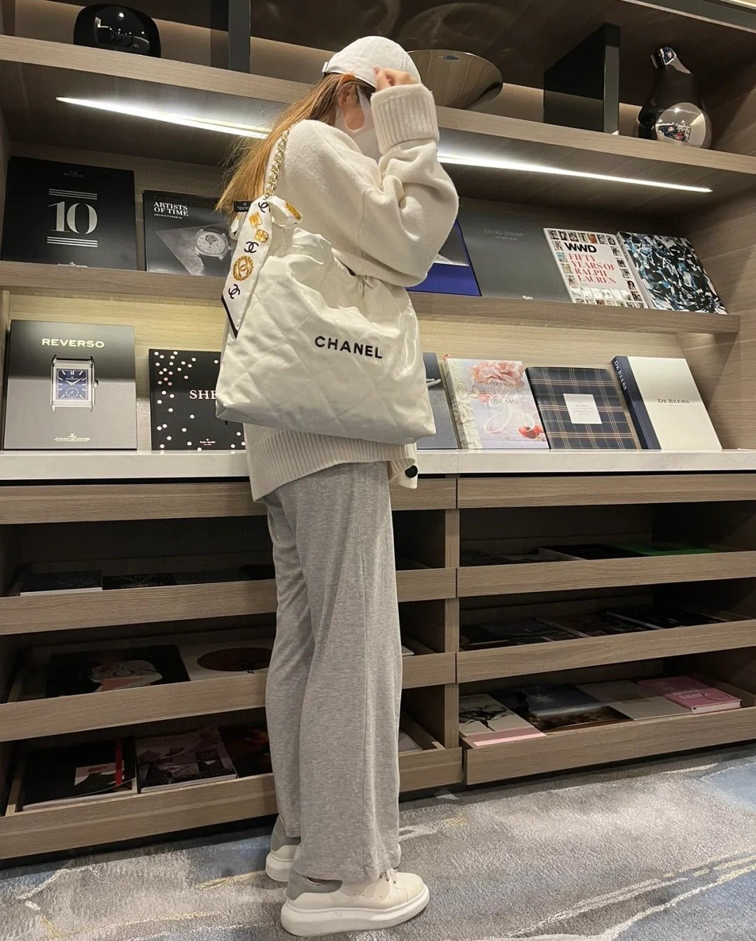 香奈兒包包女包價格 CHANEL 22 中號手袋 白色亮面小牛皮 黑色 LOGO