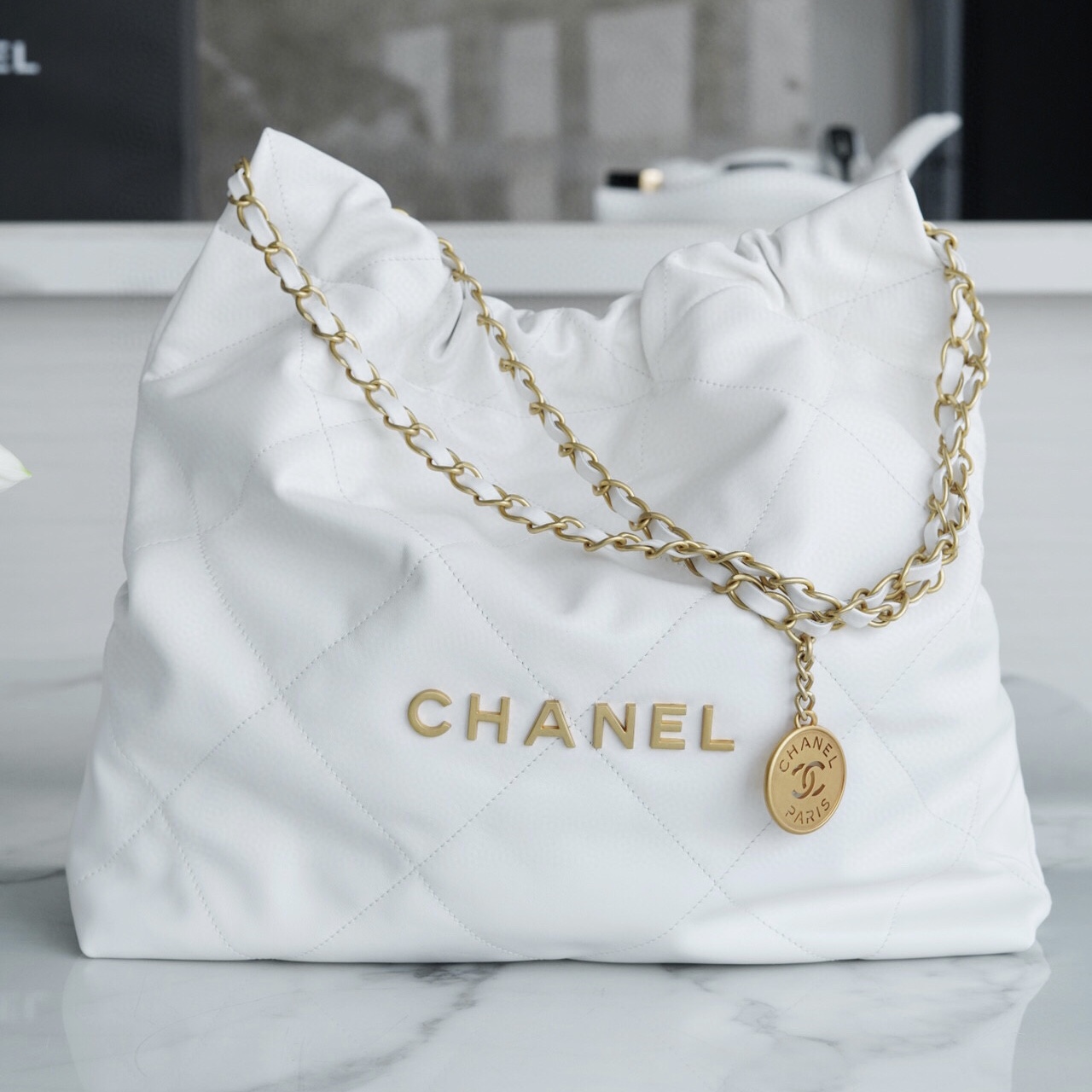 香奈兒包包女包價格 CHANEL 22 中號手袋 白色亮面小牛皮與金色LOGO