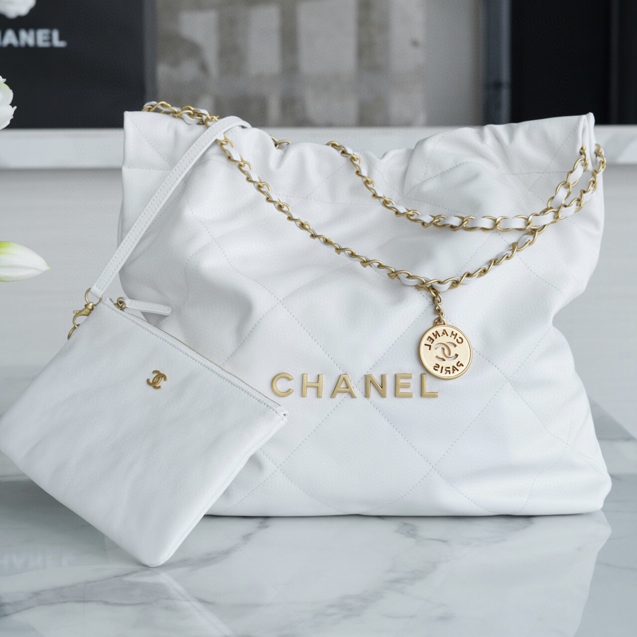 香奈兒包包女包價格 CHANEL 22 中號手袋 白色亮面小牛皮與金色LOGO