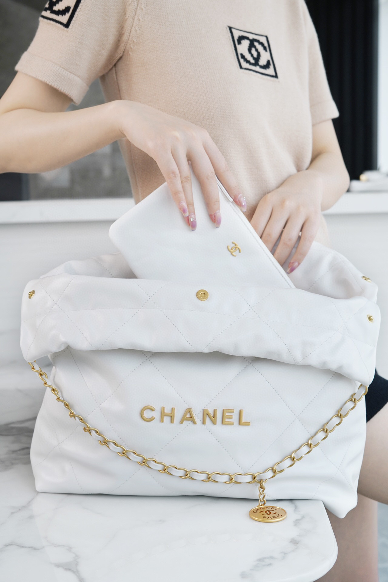 香奈兒包包女包價格 CHANEL 22 中號手袋 白色亮面小牛皮與金色LOGO