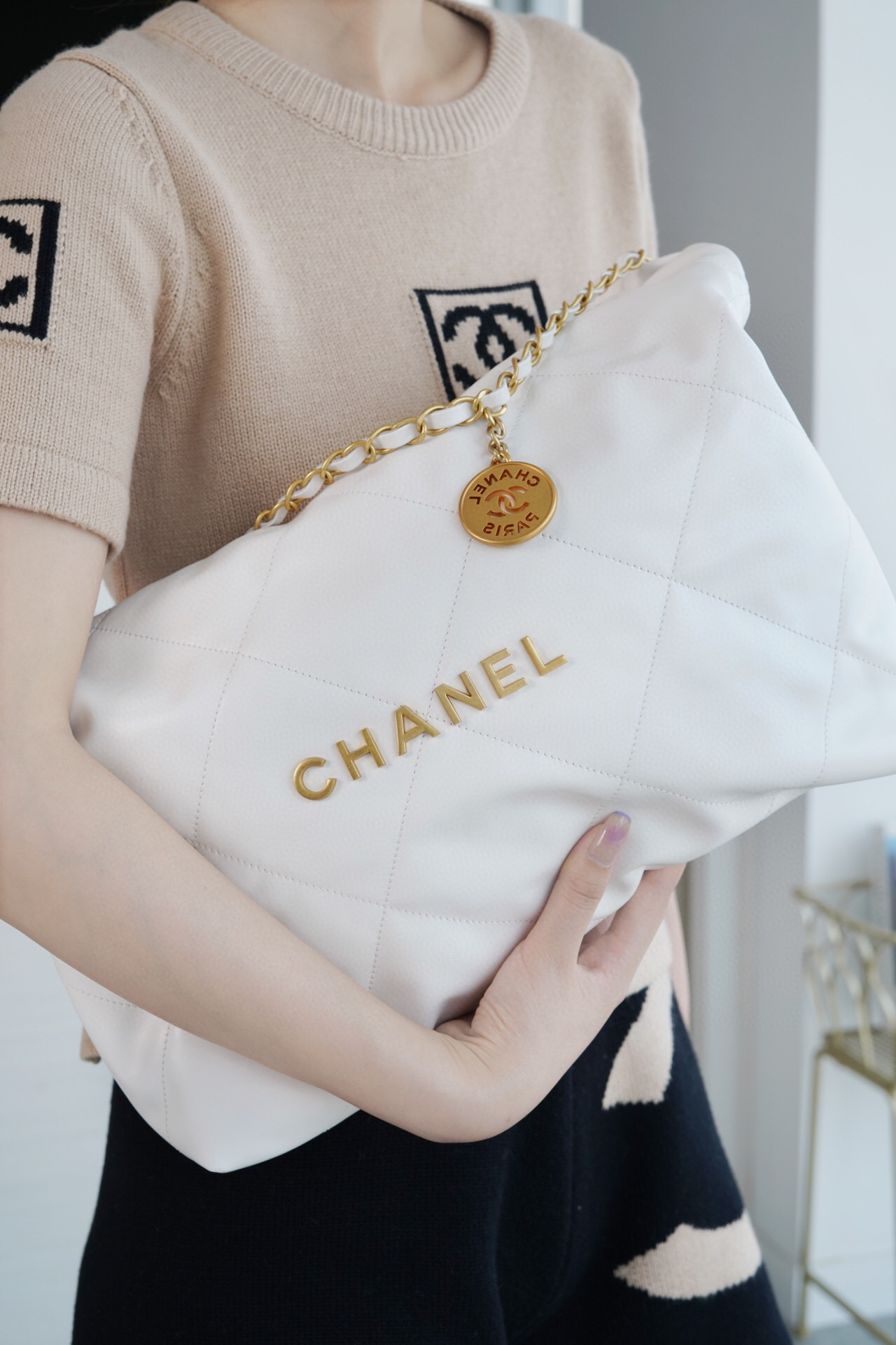 香奈兒包包女包價格 CHANEL 22 中號手袋 白色亮面小牛皮與金色LOGO