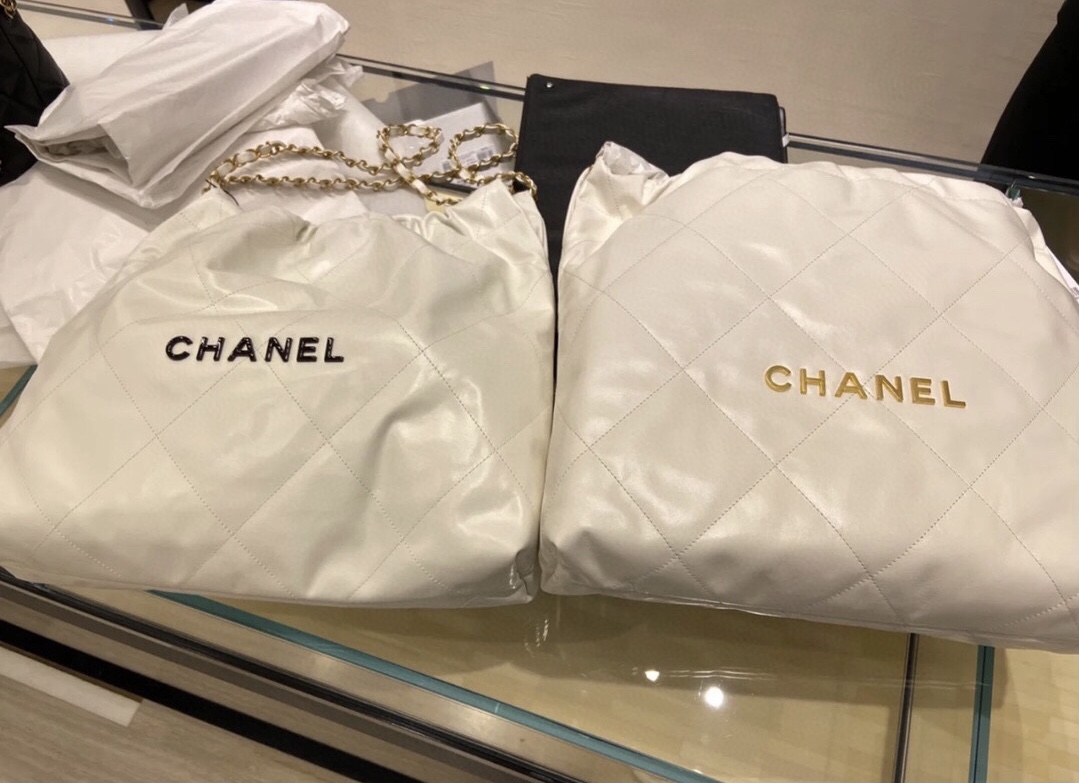 香奈兒包包女包價格 CHANEL 22 中號手袋 白色亮面小牛皮與金色LOGO