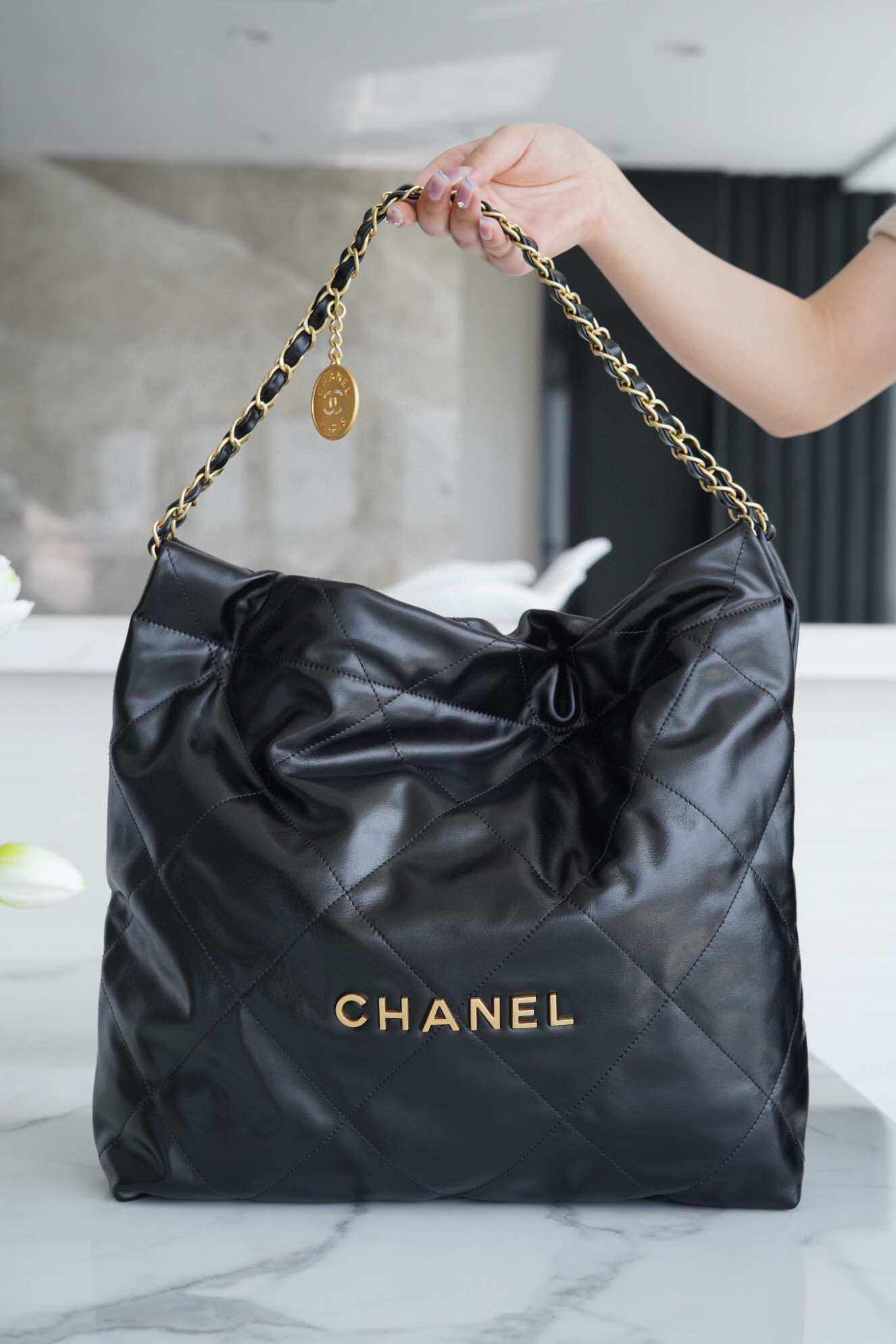 香奈兒包包官網報價圖片 CHANEL 22 中號手袋 黑色亮面小牛皮與金色LOGO