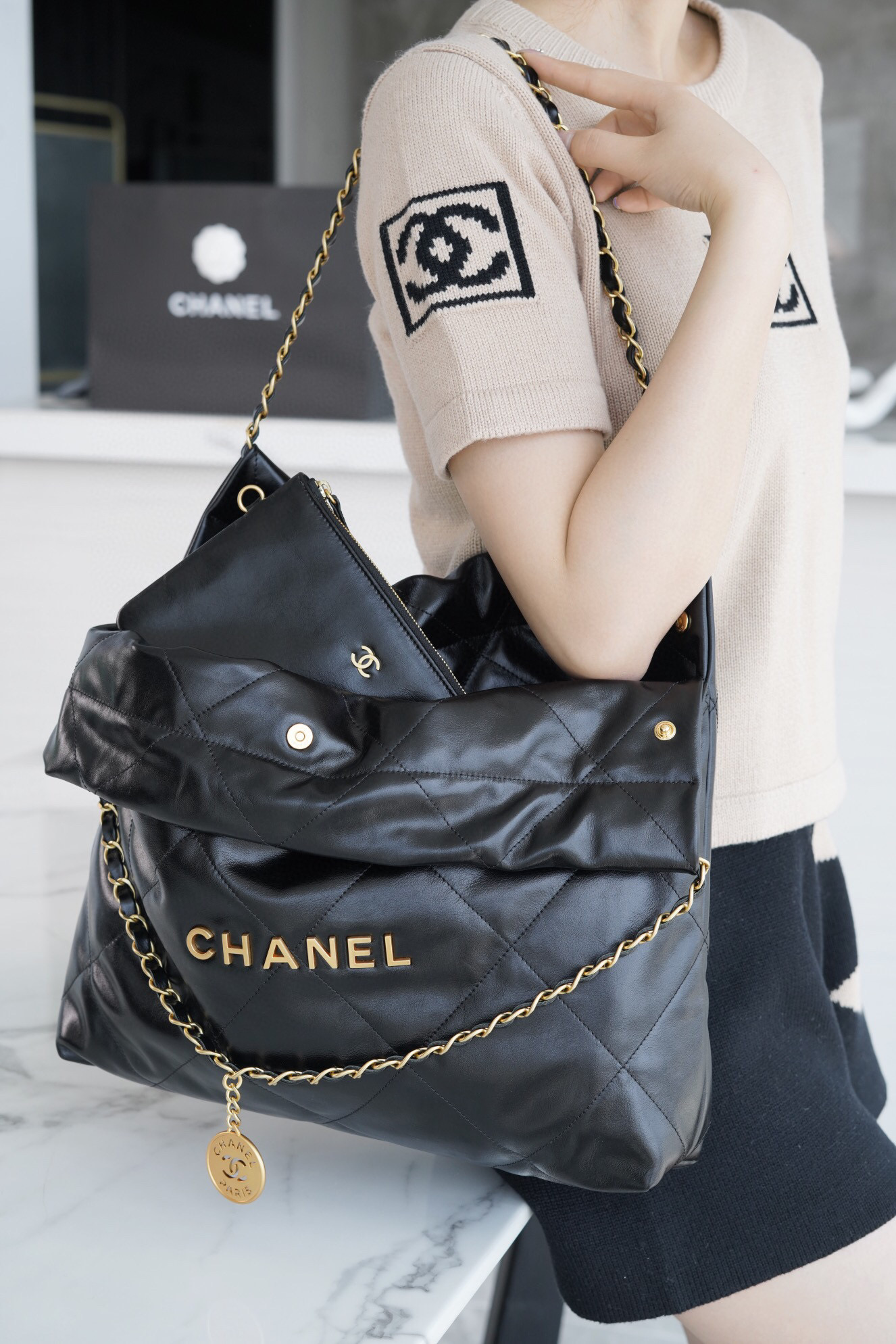 香奈兒包包官網報價圖片 CHANEL 22 中號手袋 黑色亮面小牛皮與金色LOGO