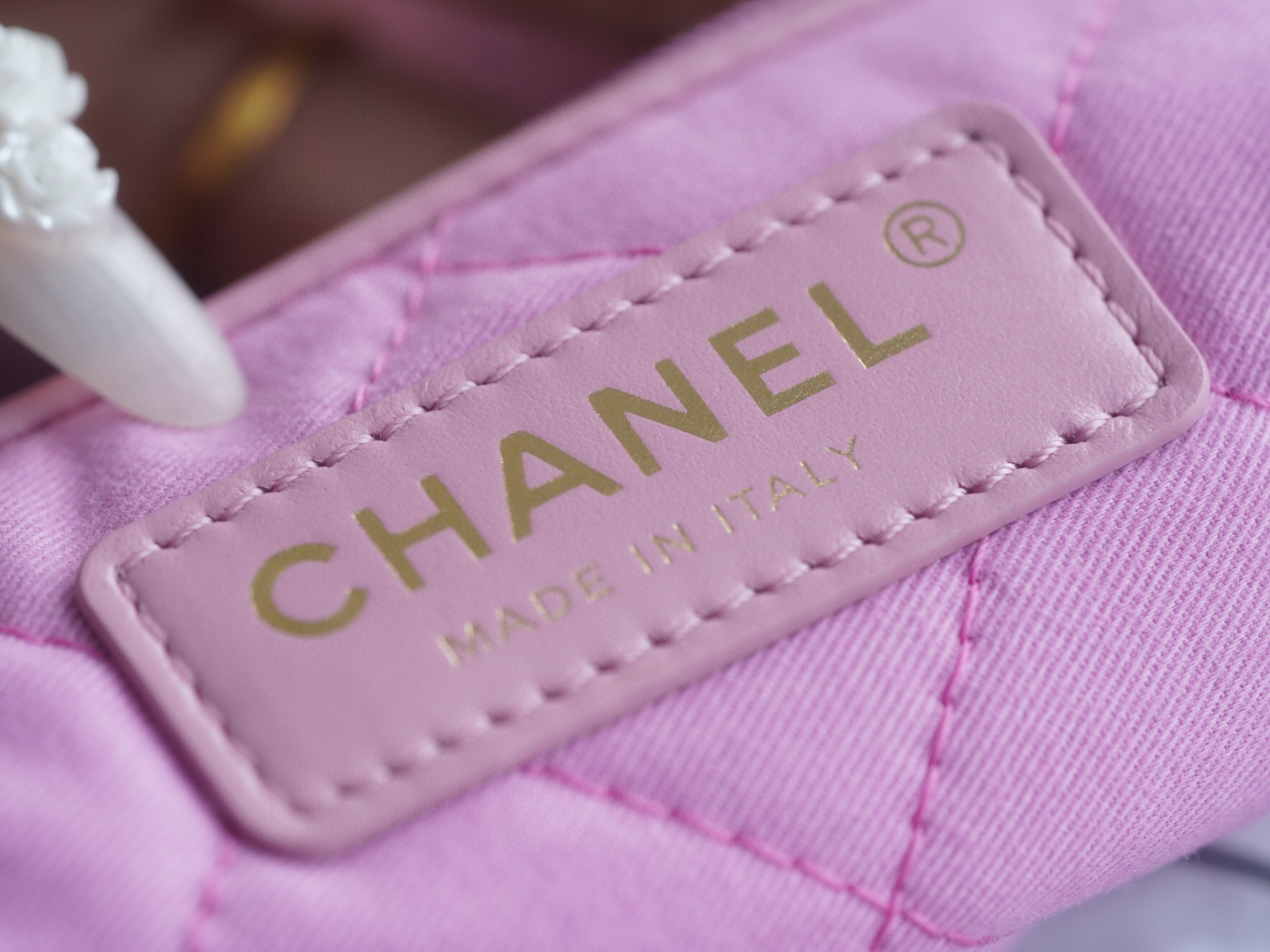 香奈兒包包官網女包 CHANEL 22 中號手袋 紫色 亮面小牛皮與金色金屬