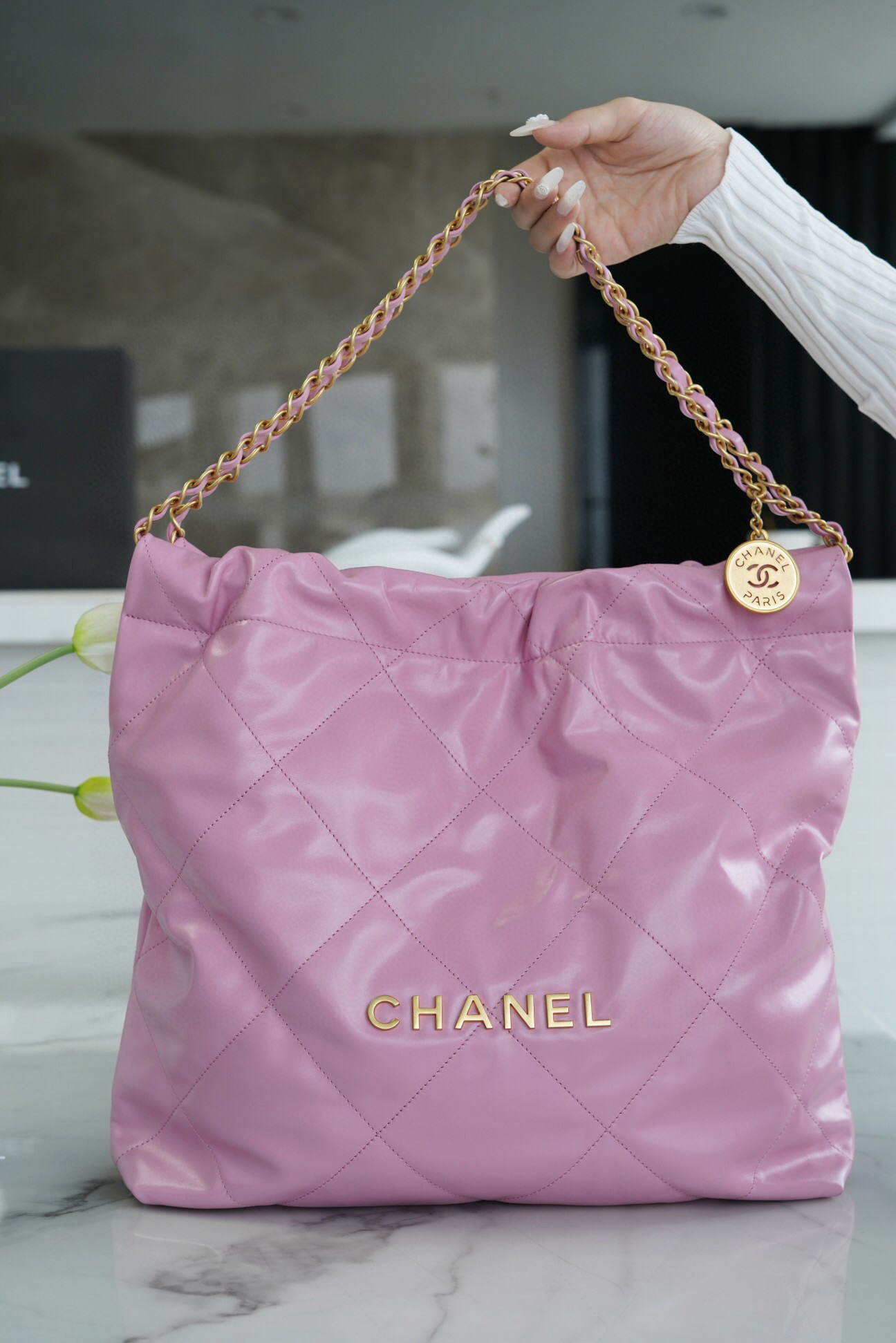 香奈兒包包官網女包 CHANEL 22 中號手袋 紫色 亮面小牛皮與金色金屬