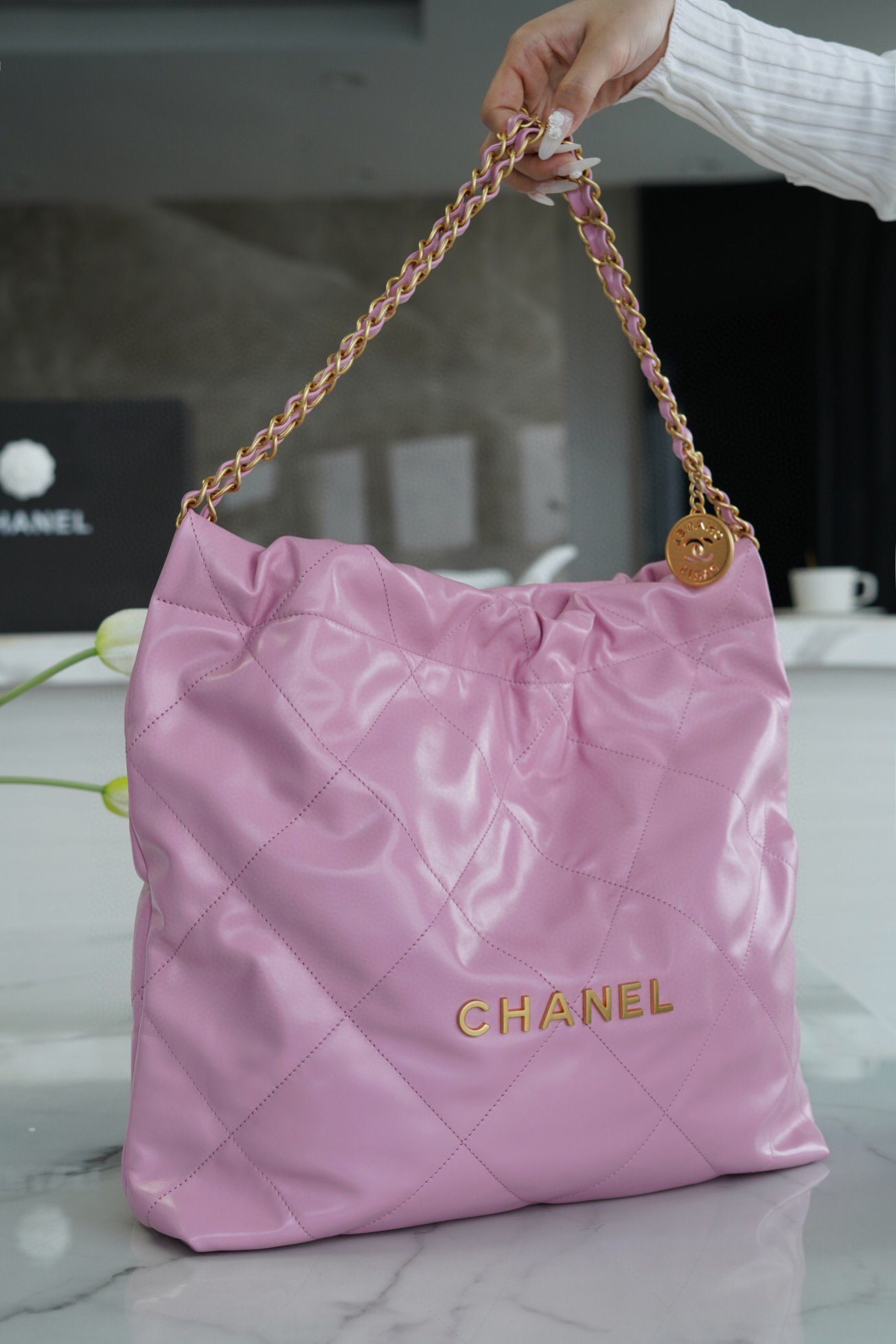 香奈兒包包官網女包 CHANEL 22 中號手袋 紫色 亮面小牛皮與金色金屬