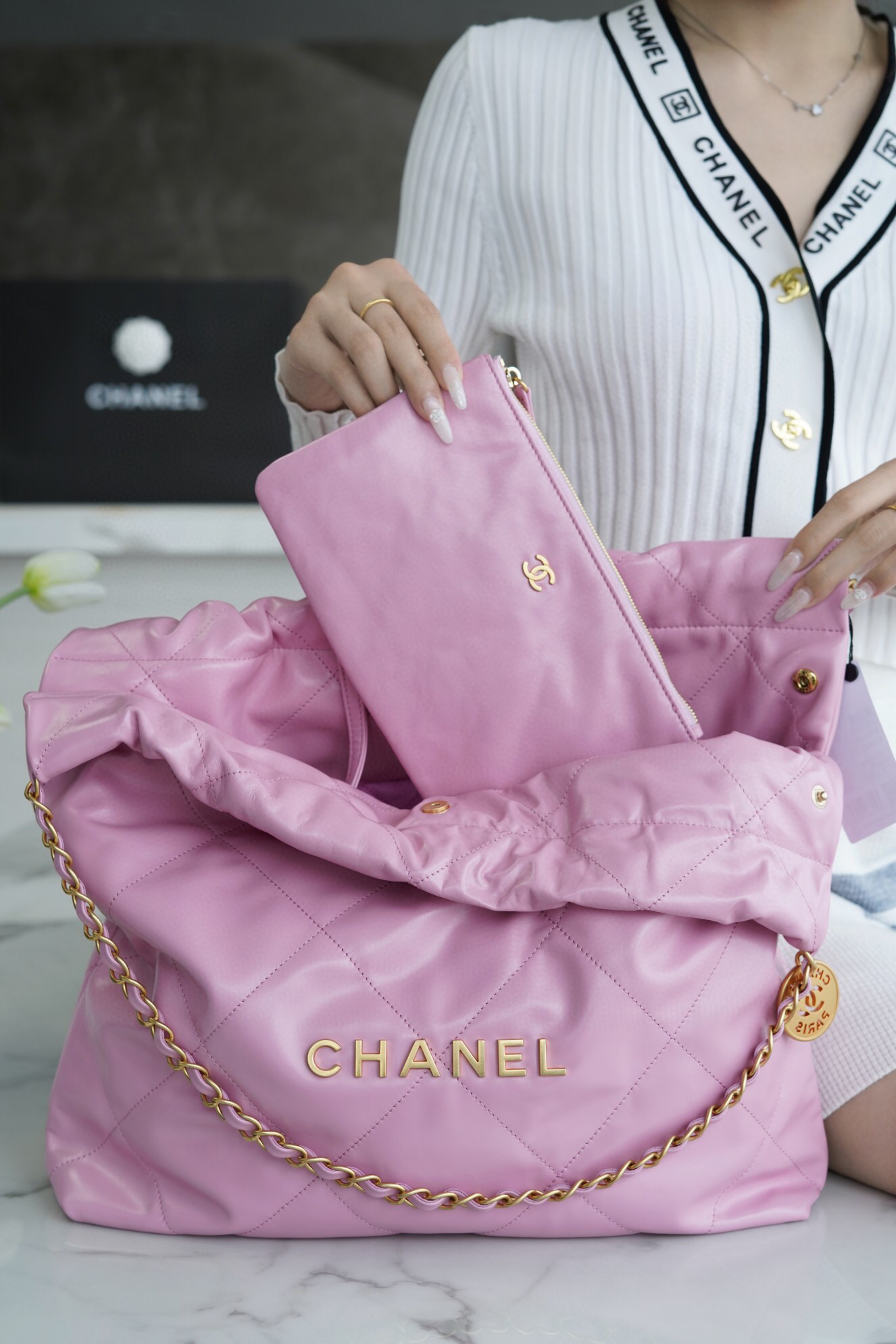 香奈兒包包官網女包 CHANEL 22 中號手袋 紫色 亮面小牛皮與金色金屬