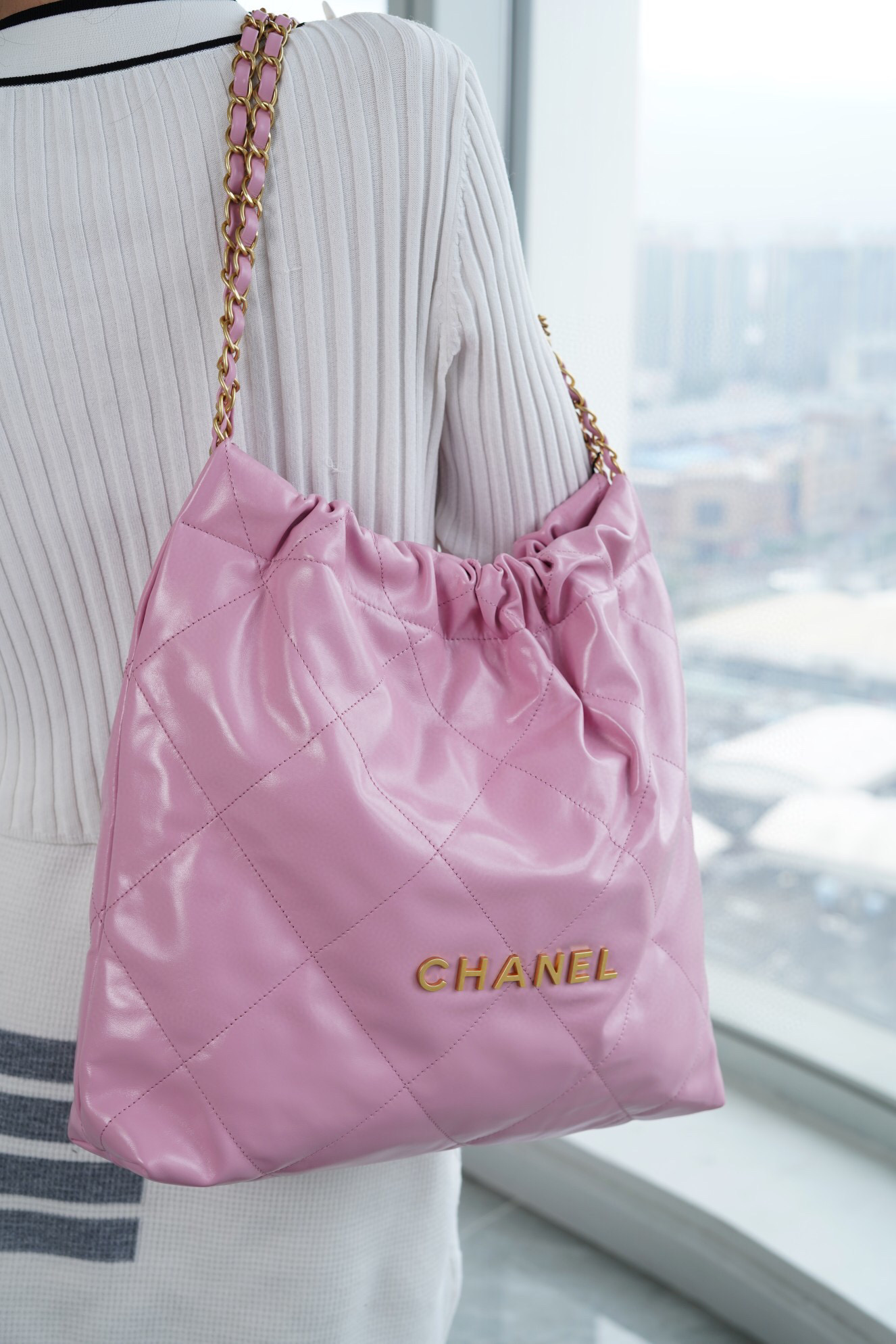 香奈兒包包官網女包 CHANEL 22 中號手袋 紫色 亮面小牛皮與金色金屬