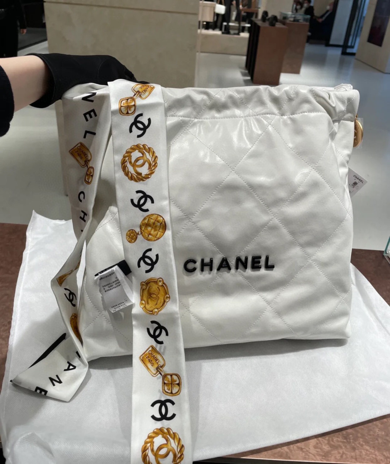 香奈兒包包 CHANEL 22 小號手袋 亮面小牛皮 白色黑色LOGO