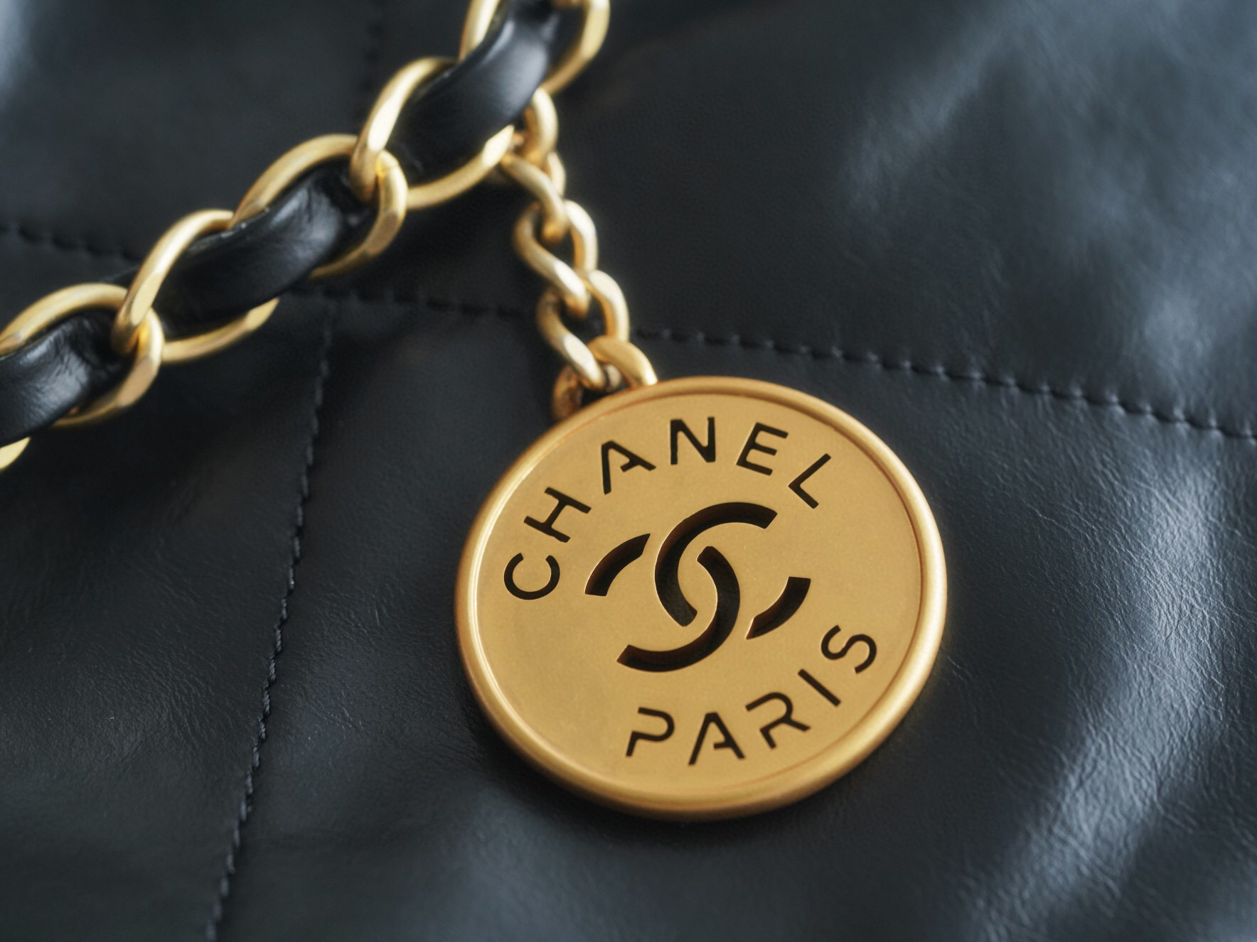 CHANEL 22 中號 尺寸手袋 亮面小牛皮、金色金屬與亮漆面金屬黑色