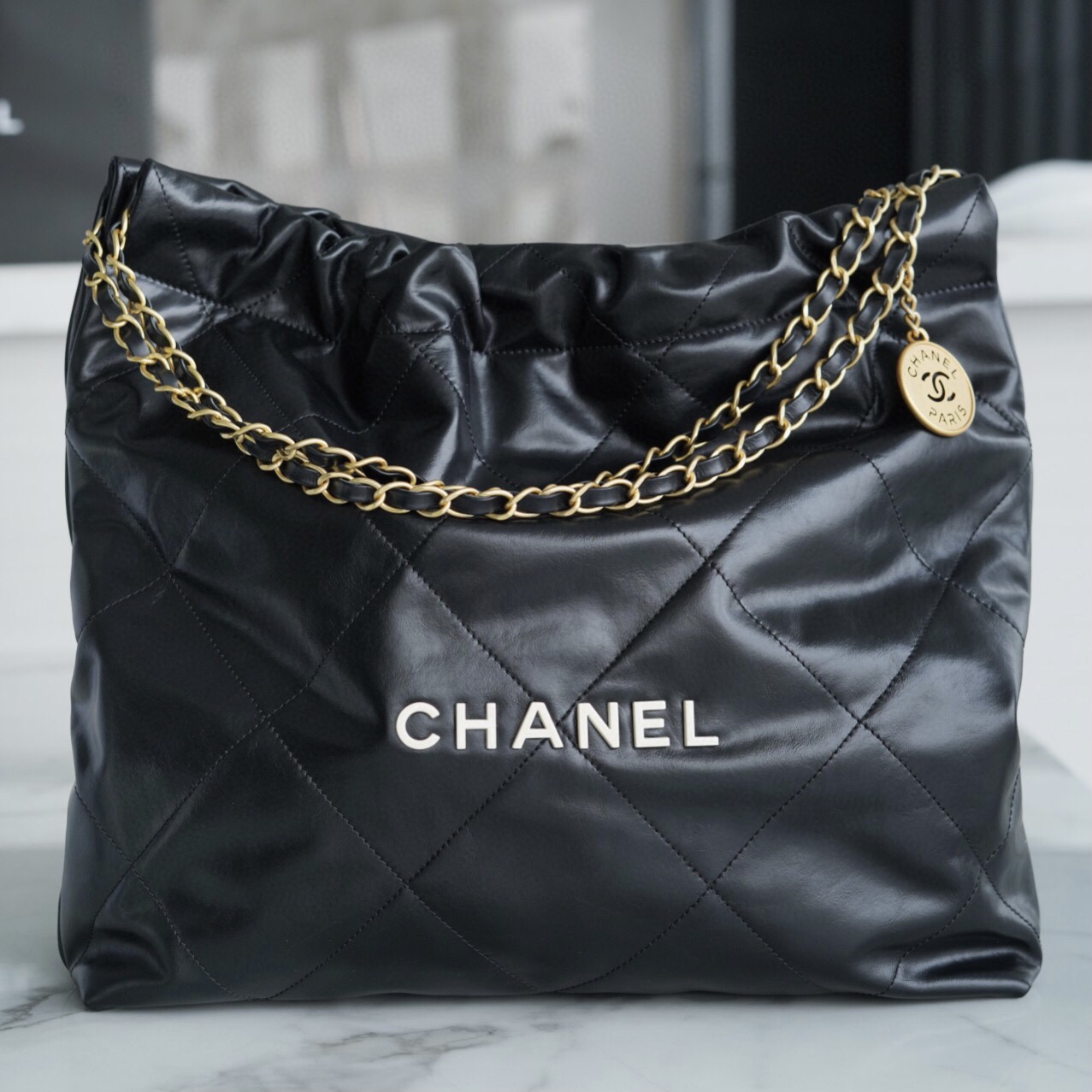 CHANEL 22 中號 尺寸手袋 亮面小牛皮、金色金屬與亮漆面金屬黑色