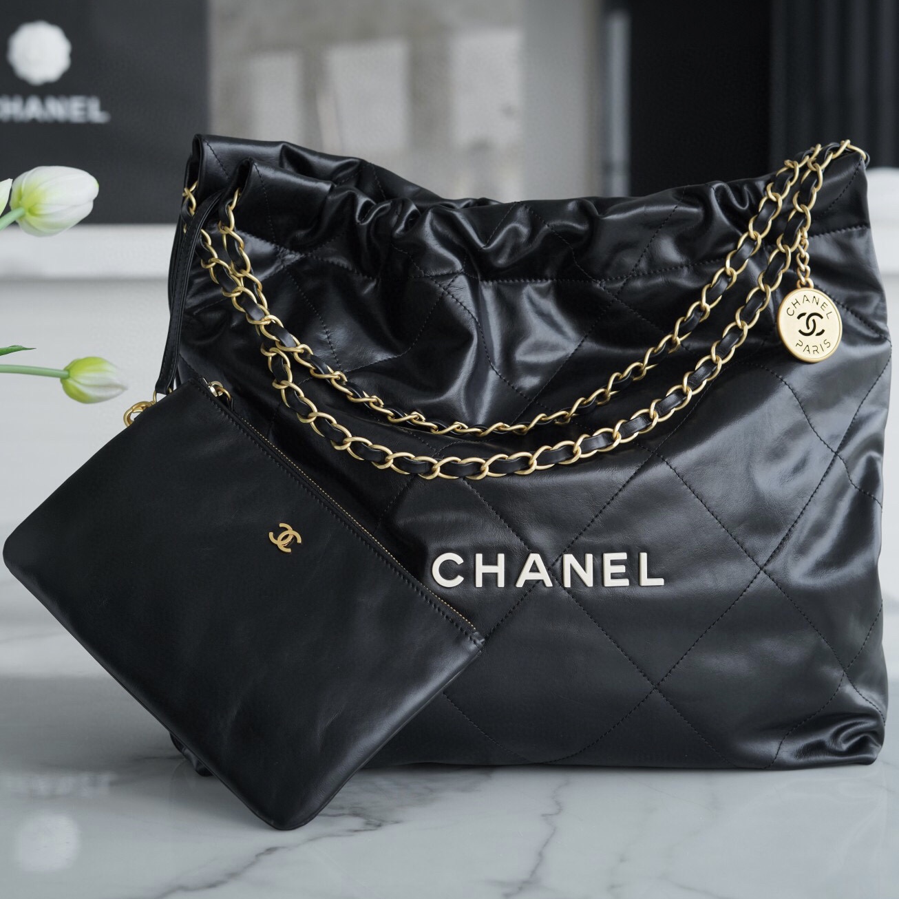 CHANEL 22 中號 尺寸手袋 亮面小牛皮、金色金屬與亮漆面金屬黑色