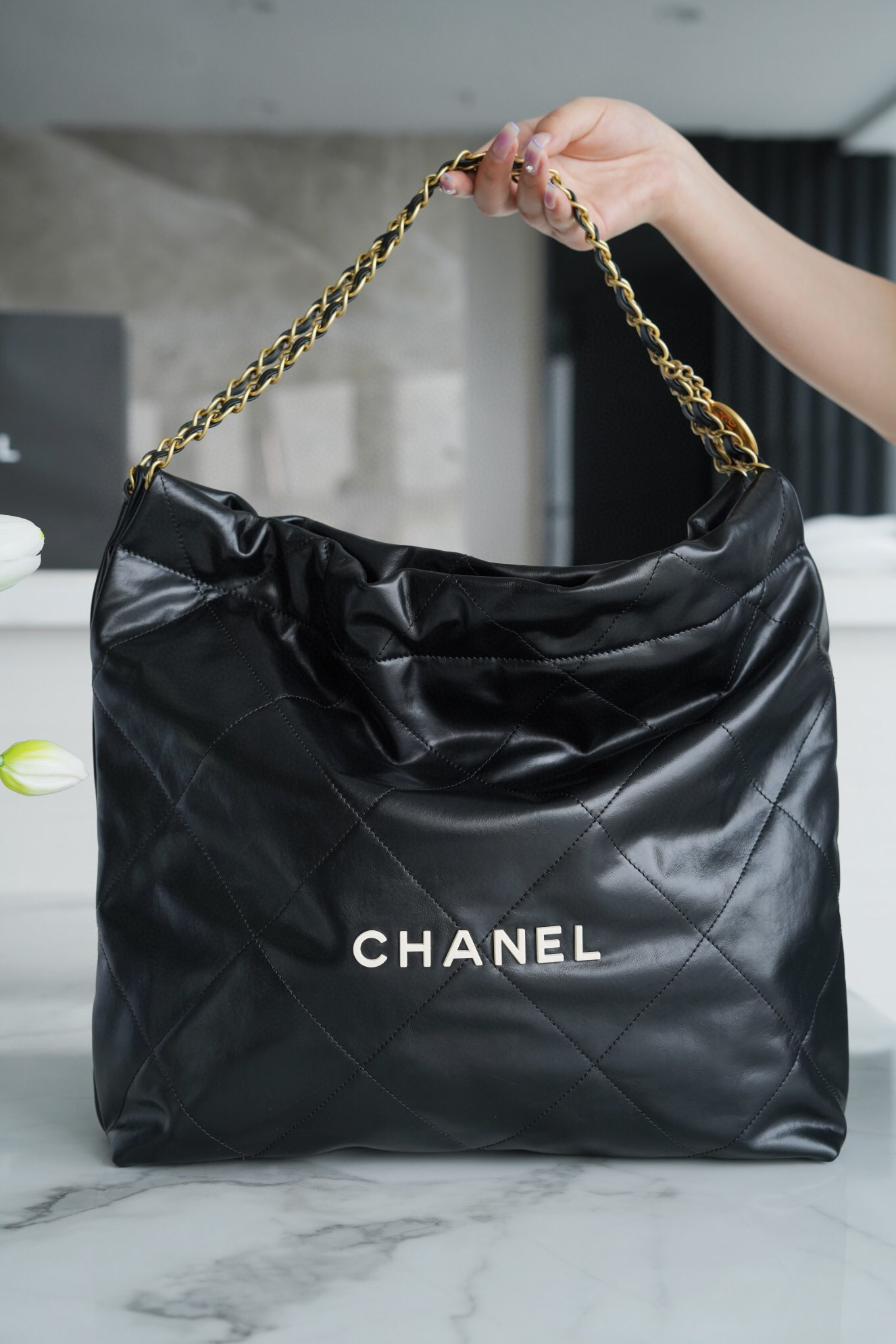 CHANEL 22 中號 尺寸手袋 亮面小牛皮、金色金屬與亮漆面金屬黑色