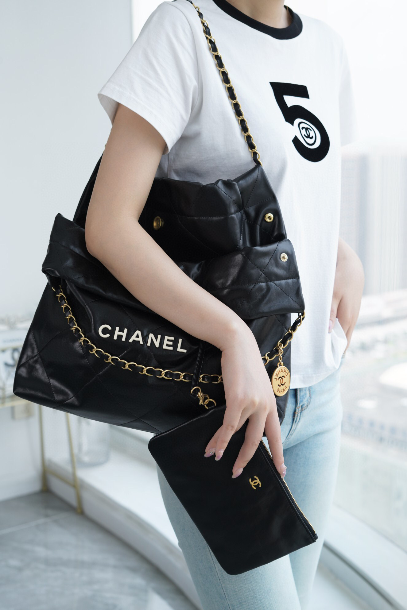 CHANEL 22 中號 尺寸手袋 亮面小牛皮、金色金屬與亮漆面金屬黑色