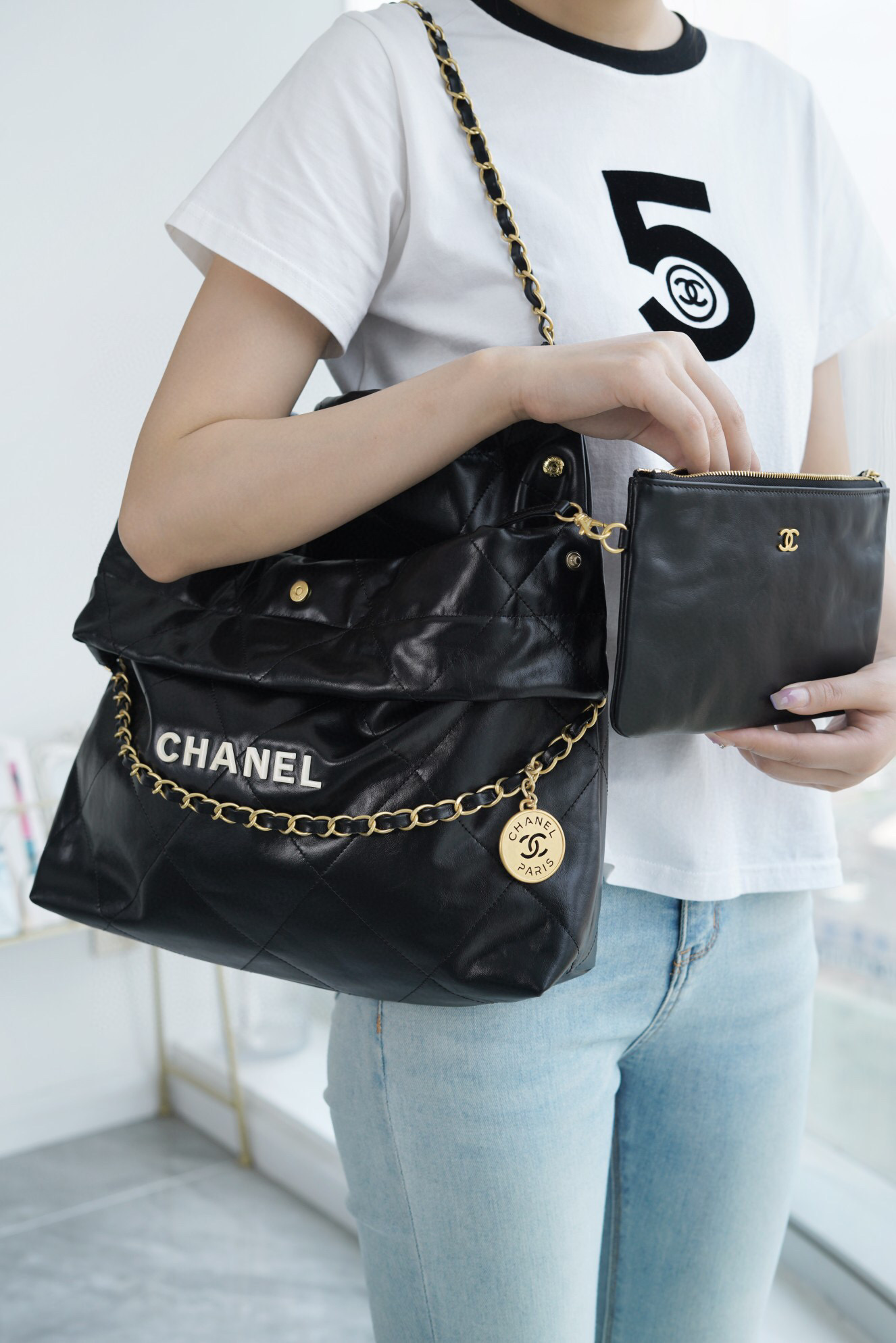 CHANEL 22 中號 尺寸手袋 亮面小牛皮、金色金屬與亮漆面金屬黑色