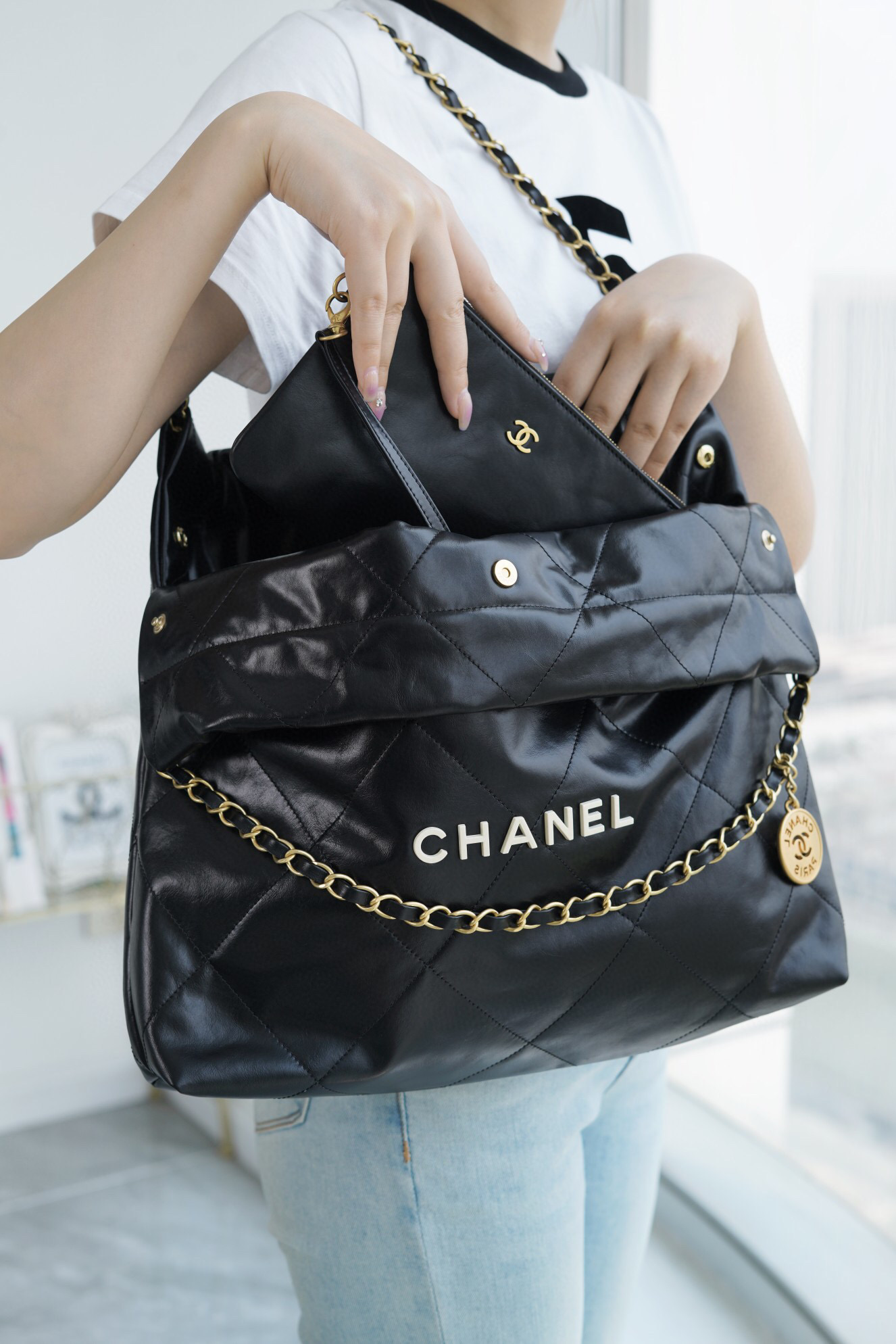 CHANEL 22 中號 尺寸手袋 亮面小牛皮、金色金屬與亮漆面金屬黑色